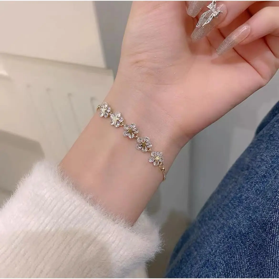 Women Dainty Flower‑Shaped Bracelet, Korean Minimalist Ins Niche‑Design Bangle, High‑End Trendy Personalized Hand Jewelry for Students & Best Friends Daily Outfit