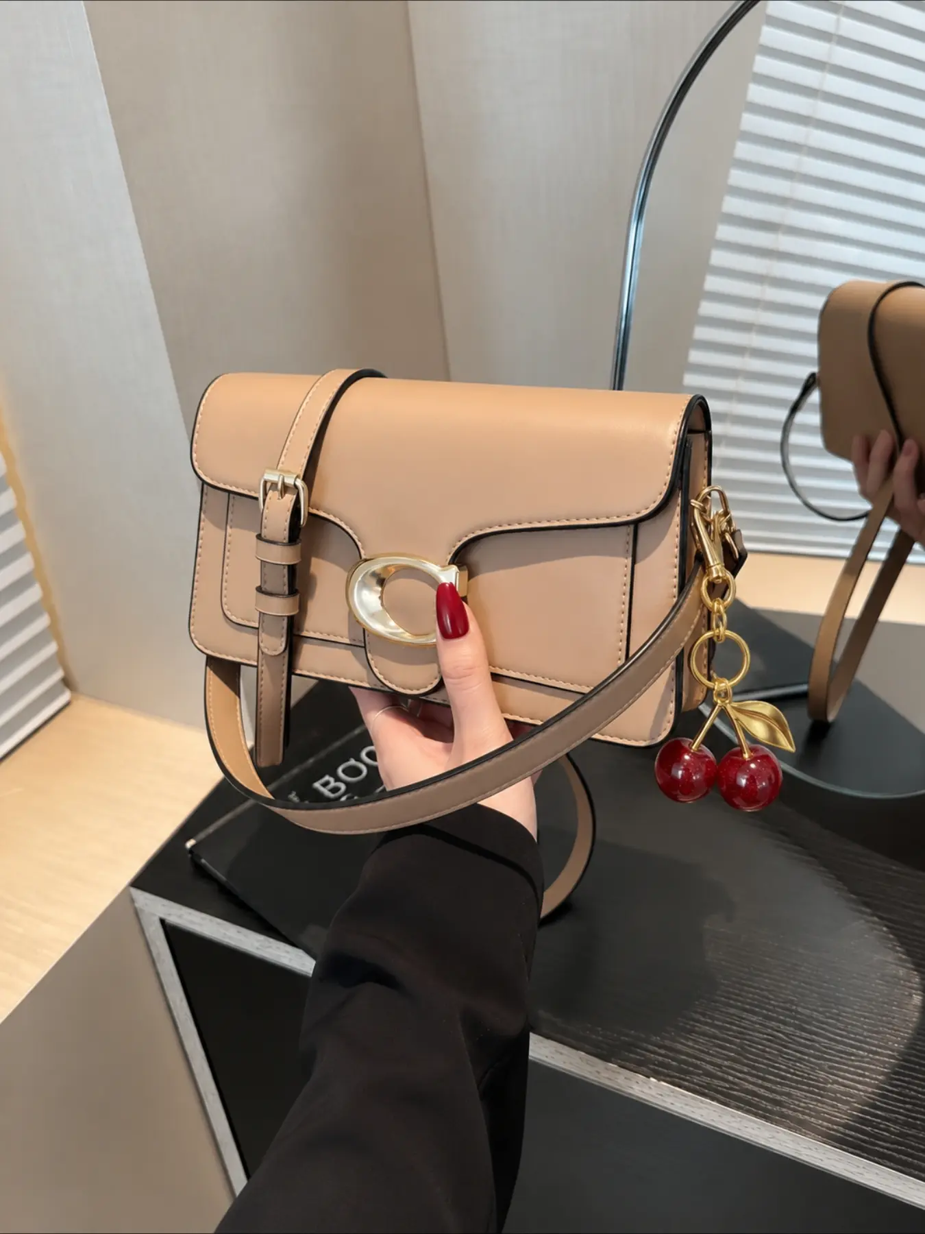 Y2K mini square crossbody bag, 2026 new niche bag, women's high-end texture, solid color, simple and versatile small square bag, commuting single shoulder women's bag, popular item on TikTok