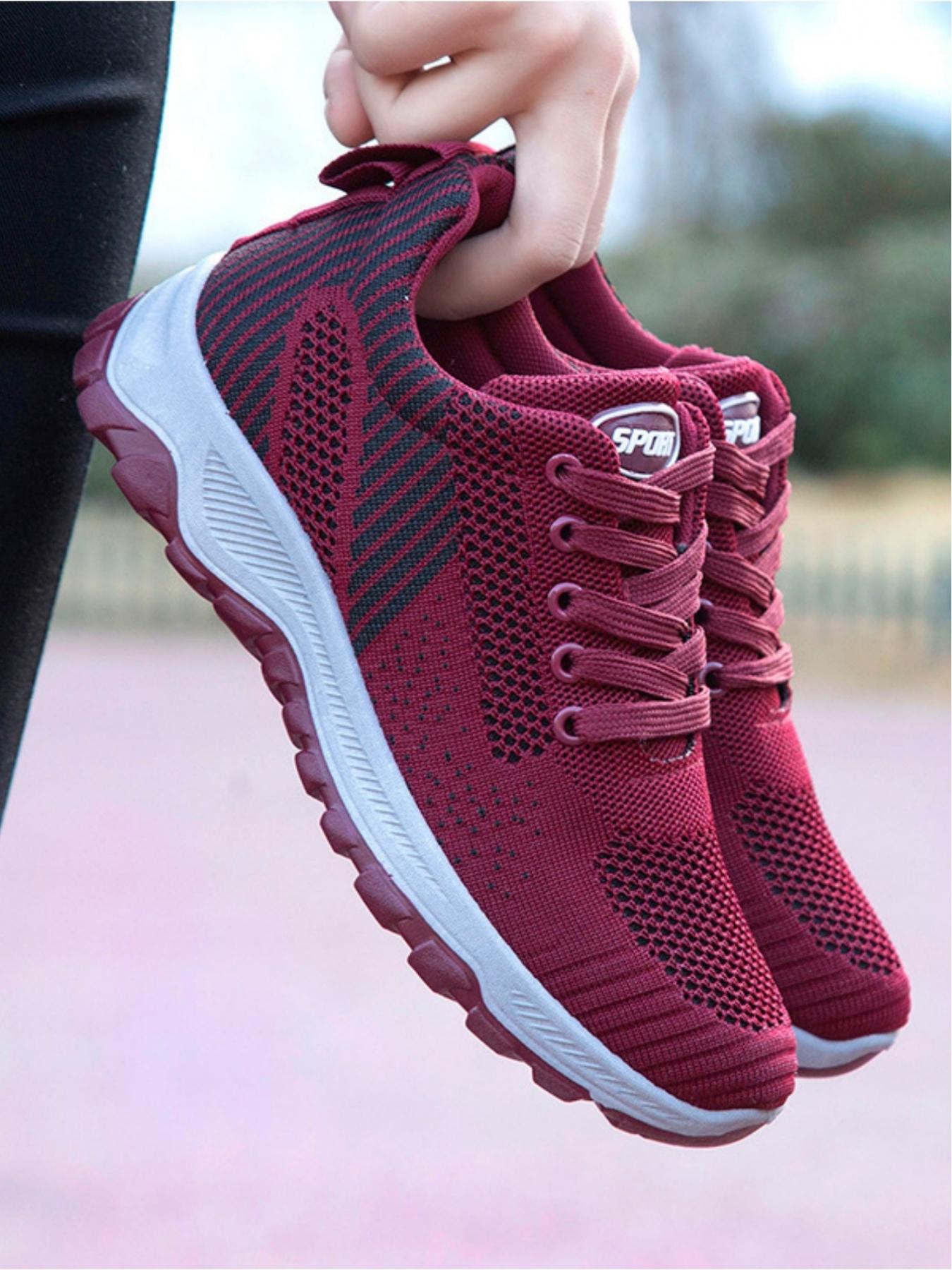 Ladies' casual sports shoes, with a comfortable and lightweight fit wrapped around the upper, and a stylish and eye-catching side wave stripe design, suitable for daily commuting, outdoor leisure, running, fitness, hiking and other sports scenes