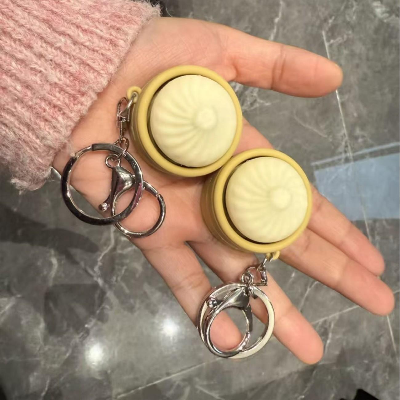 2-piece set - Simulated mini steamed bun steamer with release buttons and keychain. Stress-relieving keychain for student backpacks. Creative-shaped bag hanger decoration gift. Cute steamed bun keychain as an outlet for stress.