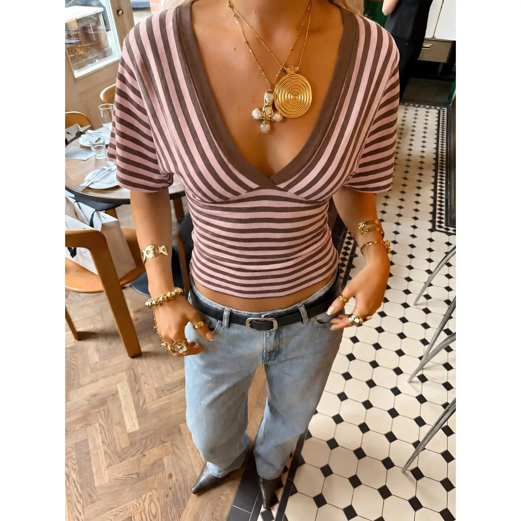 Mangas Abullonadas y Escote Cruzado | Blusa Corta a Rayas – Tu Mejor Aliada para Salir