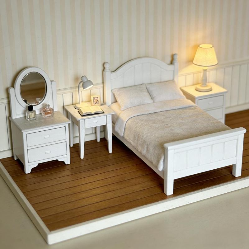 1:12 scale mini bedside table model, minimalist design, made of PLA material (not wood). Very suitable for decorating dollhouse bedrooms, model houses, BJD and OB11 dollhouse decorations, holiday gifts, and birthday surprises