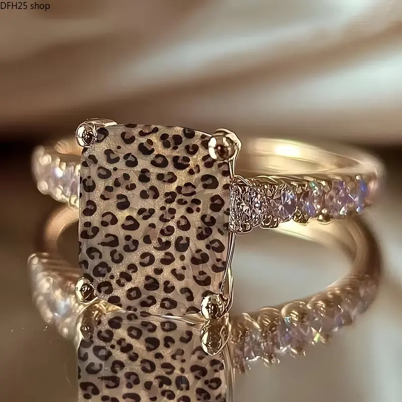 Leopard Print Flower Ring for Women, Gold Tone Adjustable Band With Animal Pattern and Floral Detail, Vintage Statement Jewelry for Daily Wear, Parties and Casual Outfits