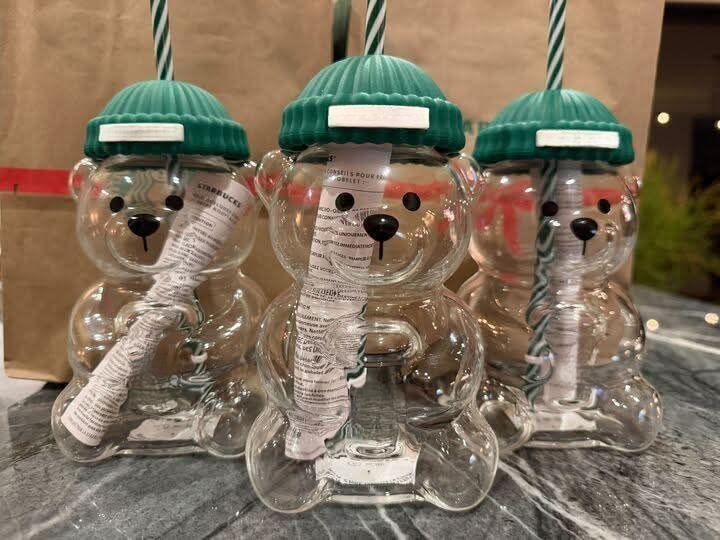 Holiday Collection Viral Bearista Cold Cup, Cute Teddy Bear Glass CUp With Green Beanie-Style Lid & Stripped Straw, Nostalgia Coffee Mugs, Beer Wine Cocktail Drinks Glassware, New Model Bear Glass Cups