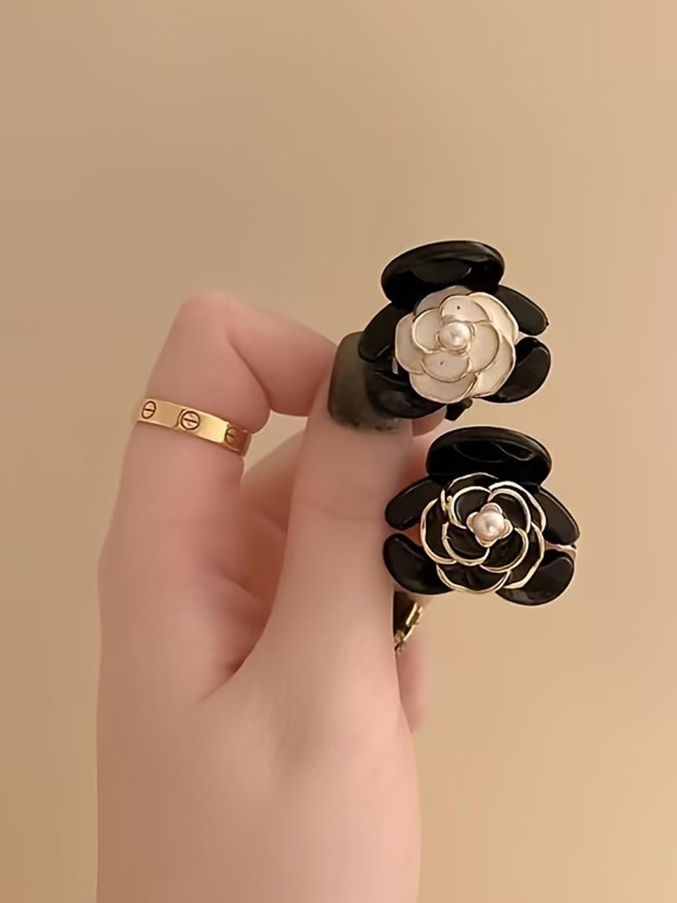 4 Cute Decorative Hair Clips in Various Colors (Black + White), Made of Plastic Camellia Flowers, Suitable for Women, Trendy Small Hair Clips Perfect for Bangs And Side Hair Additions - an Excellent Gift Choice!