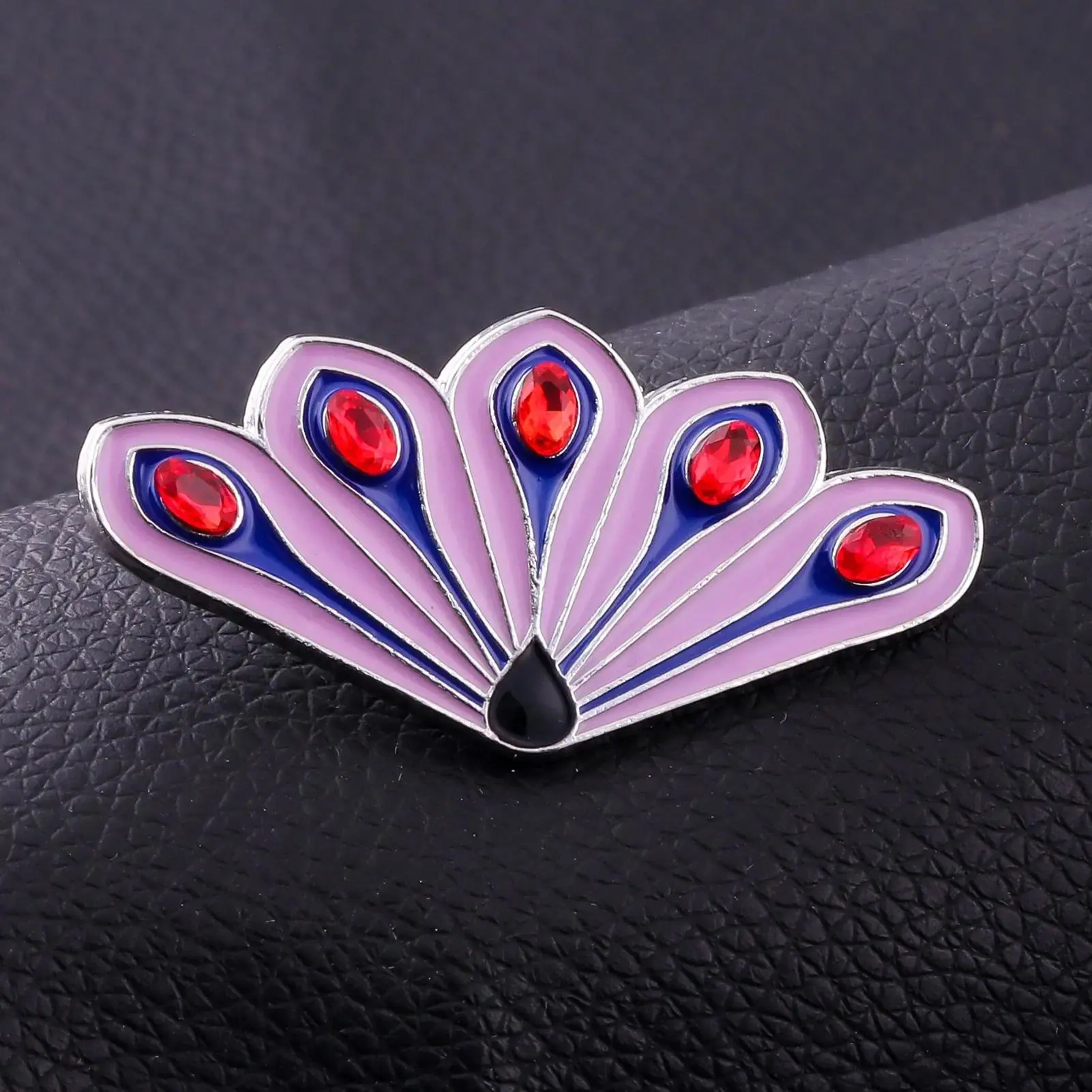 Anime Creative Fantail Brooch Crystal Diamond Peacock Bee Animal Pin Role Play Props Men And Women Backpack Jewelry Gift