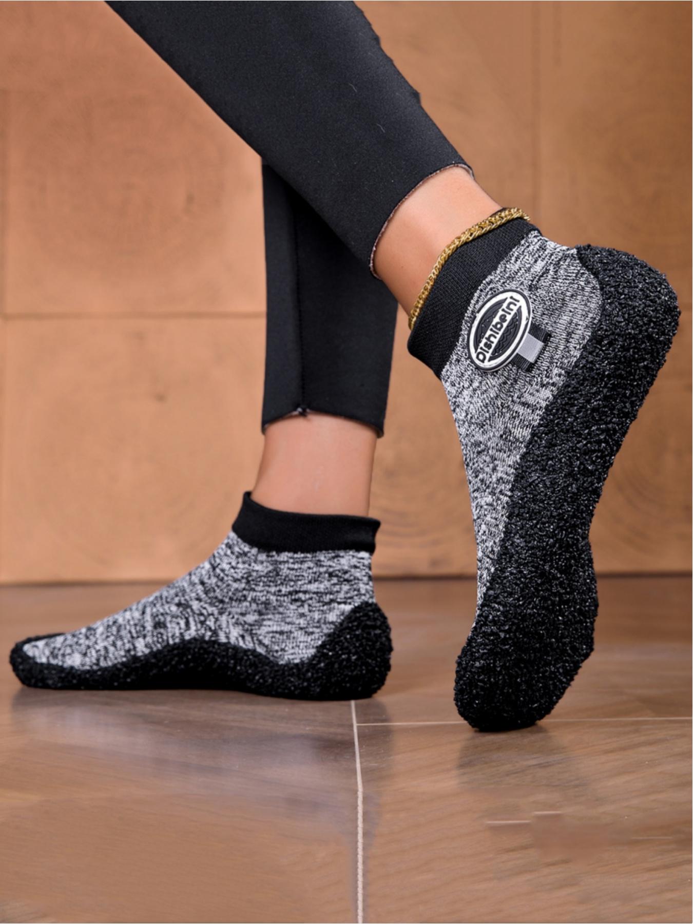 Ladies wear fitness yoga barefoot shoes, with widened toe caps that soft wrap around the foot shape and warm and comfortable lining. They are suitable for indoor home yoga casual wear, fitness training, swimming yoga and other sports scenes
