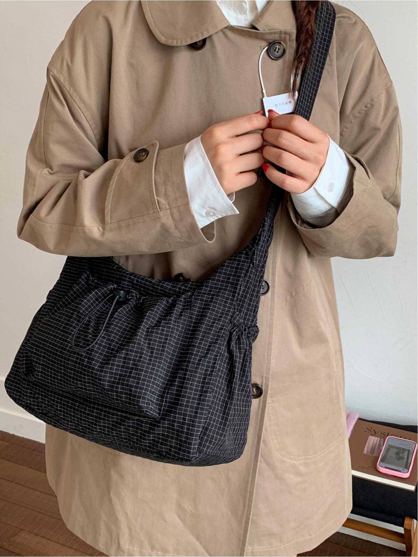 Japanese-style minimalist plaid canvas bag, large capacity, 2025 new autumn/winter casual shoulder/crossbody bag, high-end commuter dumpling bag, zip closure, suitable for campus, workplace, commuting, casual shopping, and everyday accessories.