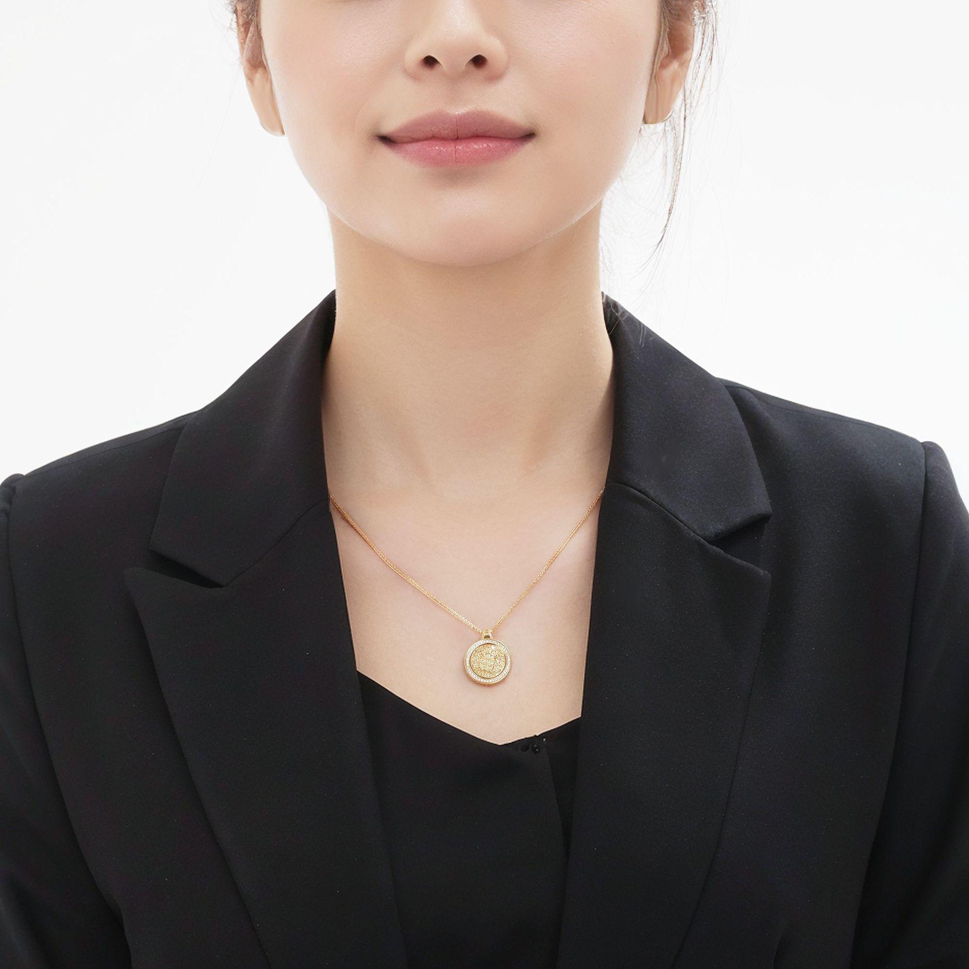 Chinese-style celebrity-inspired gourd necklace for women with a rotatable compass pendant, made of ancient gold, offering a light luxury and high-end feel, suitable as a collarbone chain