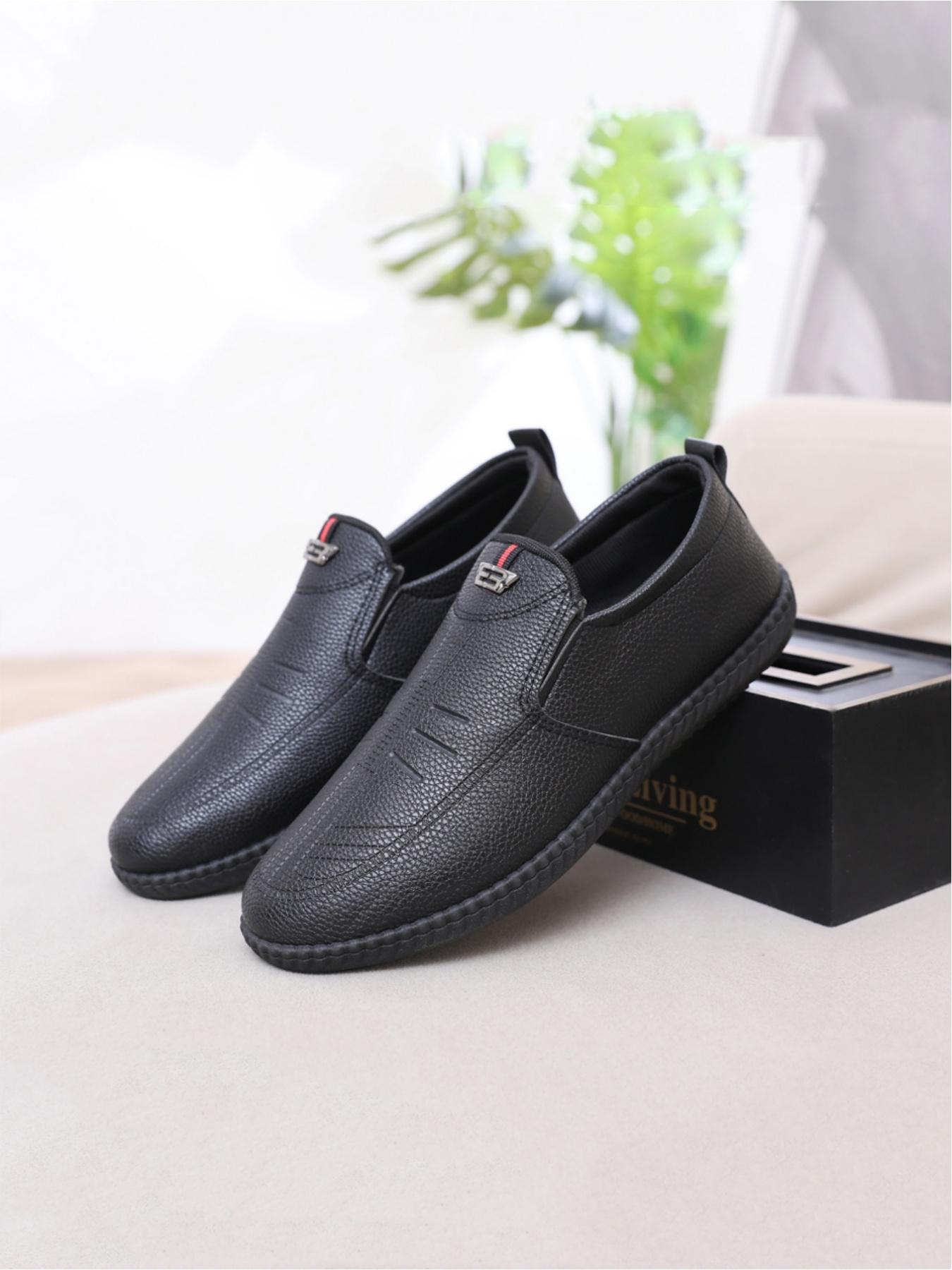 Men's casual shoes, with a texture of lychee texture on the upper, are fashionable and durable. The red and black striped details are embellished, and the thick and tough sole is a powerful tool for daily commuting and casual wear