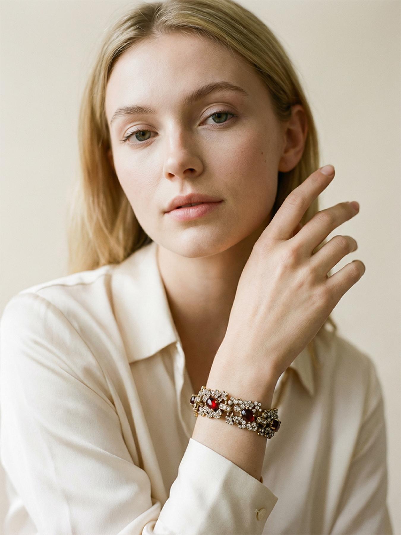 A gorgeous bracelet made of ruby-colored glass and clear crystal, suitable for daily commuting, vacation dates, and also a delightful little gift.