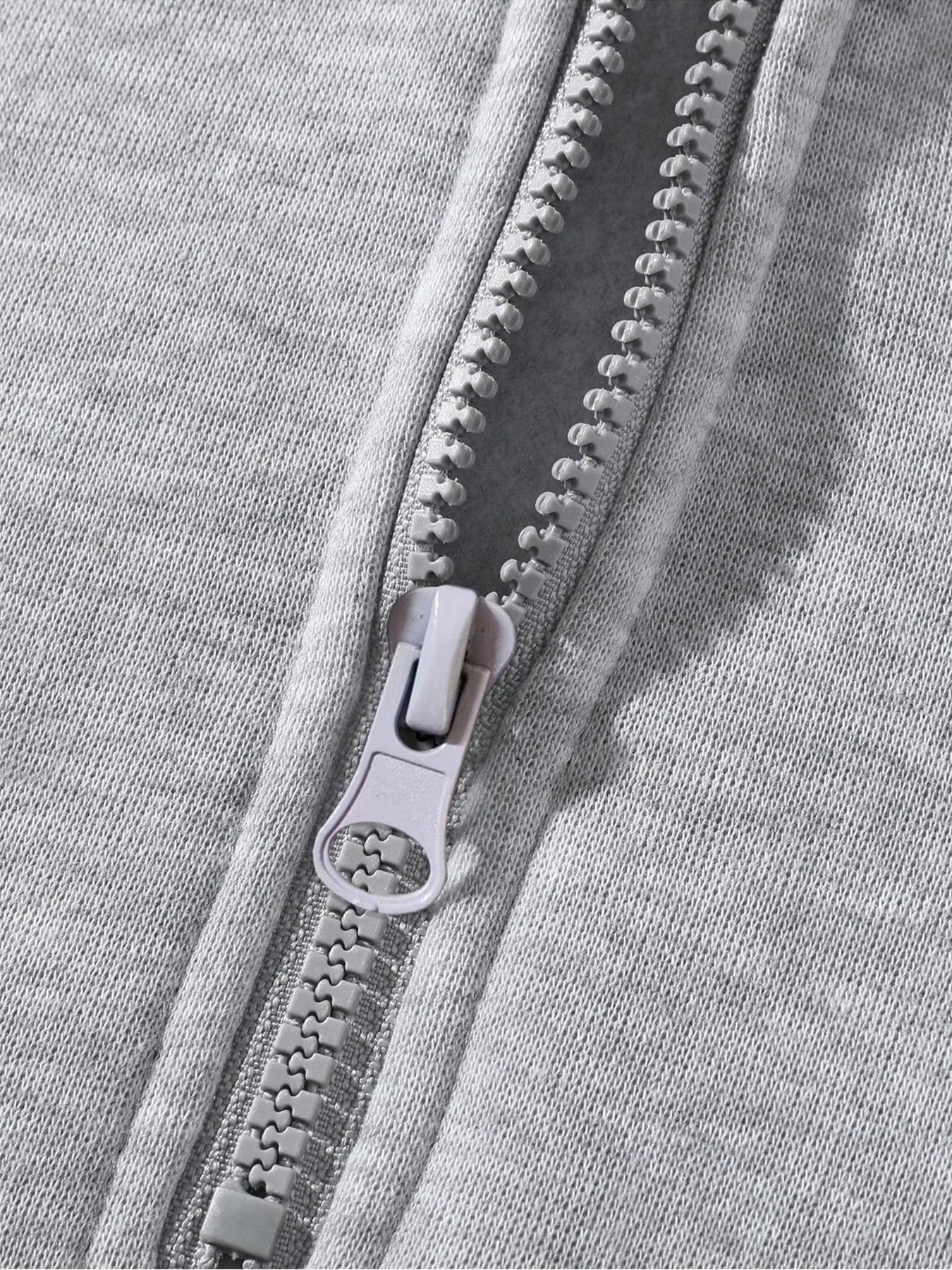 Men's Light Gray Minimalist Half-Zip Sweatshirt, Casual Fashion Sweatshirt, Soft Stretch Quarter-Zip Pullover with Chest Print, Wrinkle-Resistant Breathable Stand Collar Top in Loose Fit, Ideal for Daily Commutes, Office Casual Wear