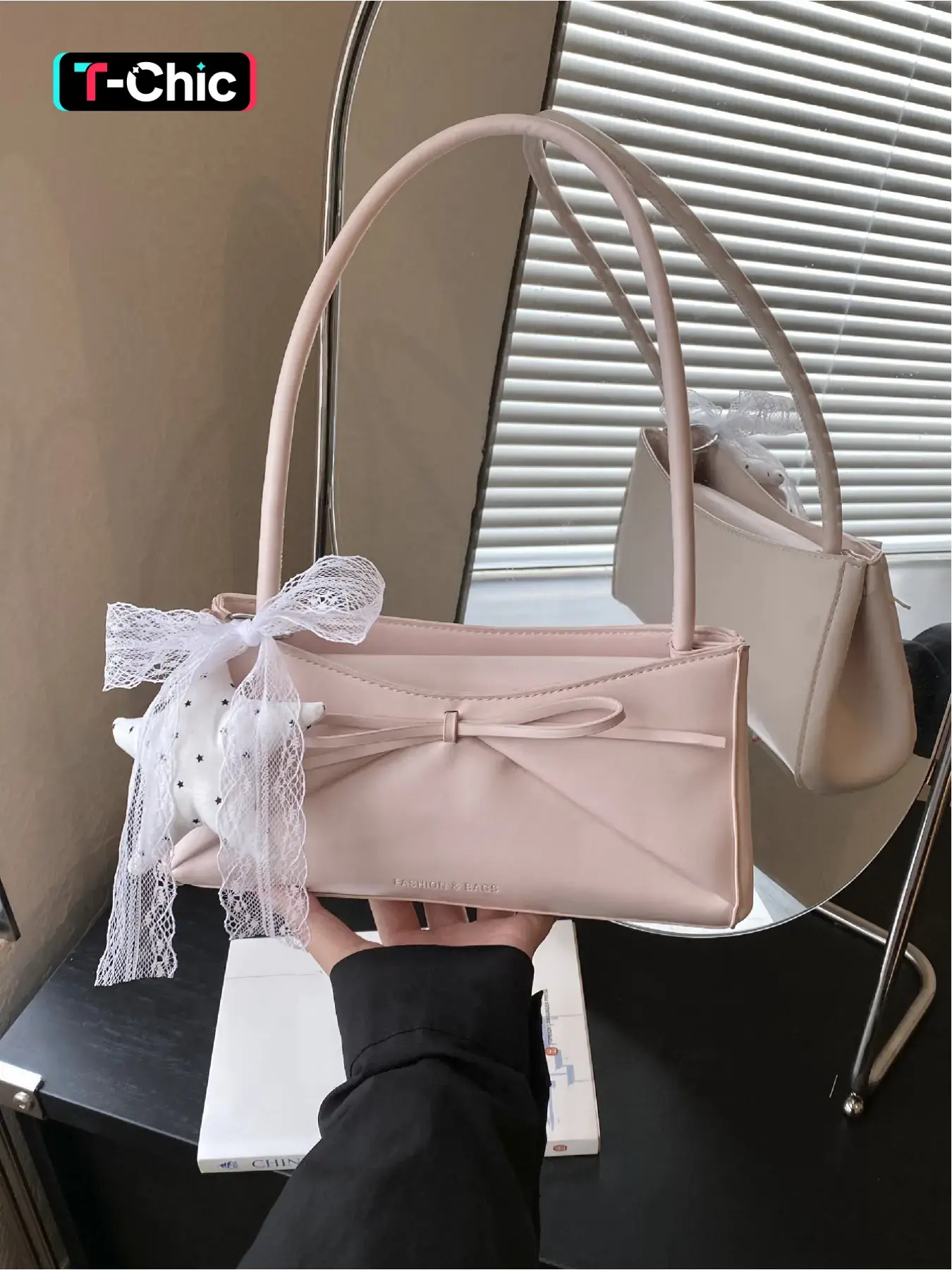 Simple style bow decoration handbag, Bow shoulder bags, armpit baguette bag, Daily commuter bag, silhouette+bow details+baguette shape, with practical attributes, Shoulder bag is suitable for daily commuting, dating
