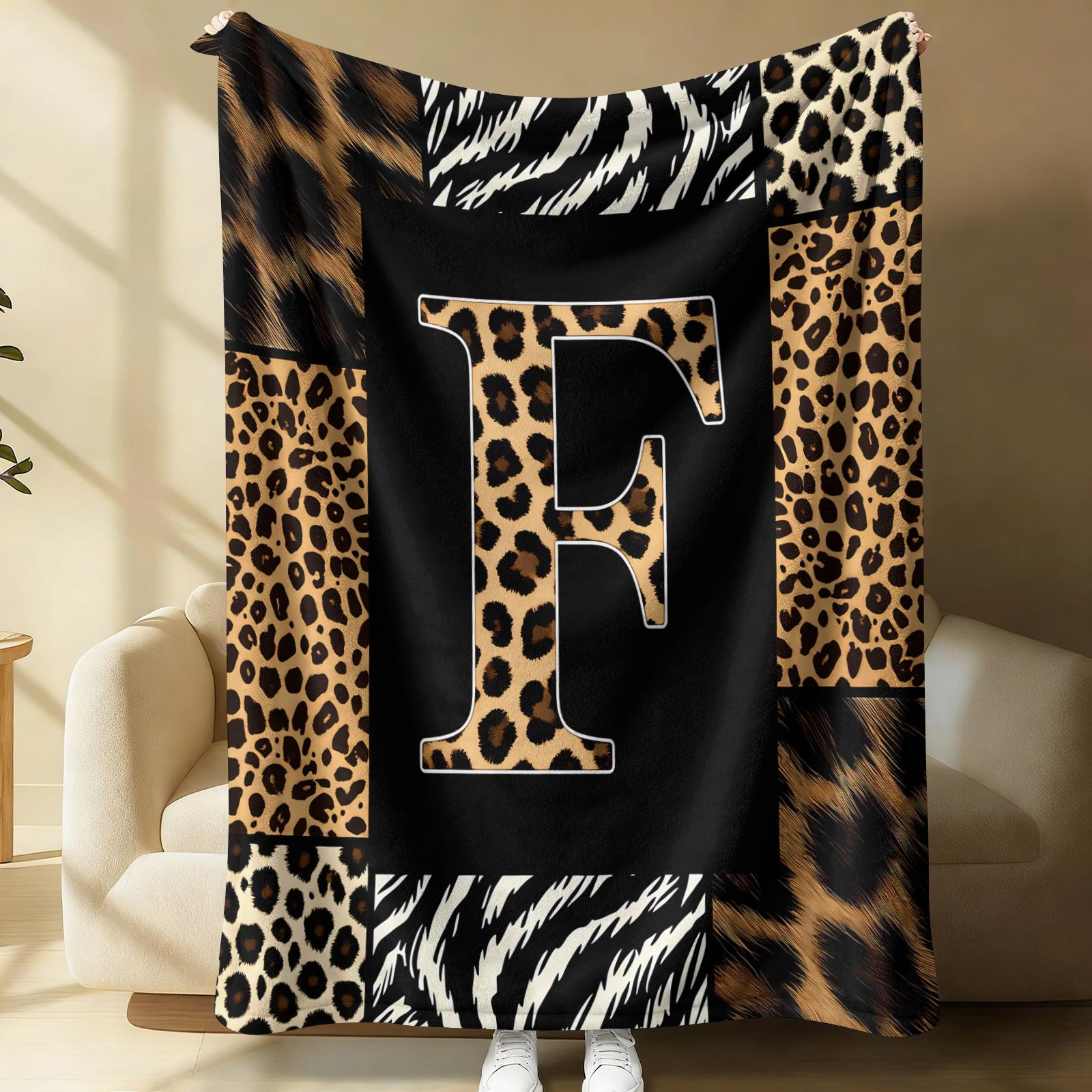 26 Letters Leopard Print Flannel Blanket, Soft & Comfortable, Warm & Breathable, Perfect for Couch Bed Recliner, Stylish Alphabet Printed Flannel Throw, Suitable for Bedroom Living Room Dorm, All-Season Cozy Gift Blanket