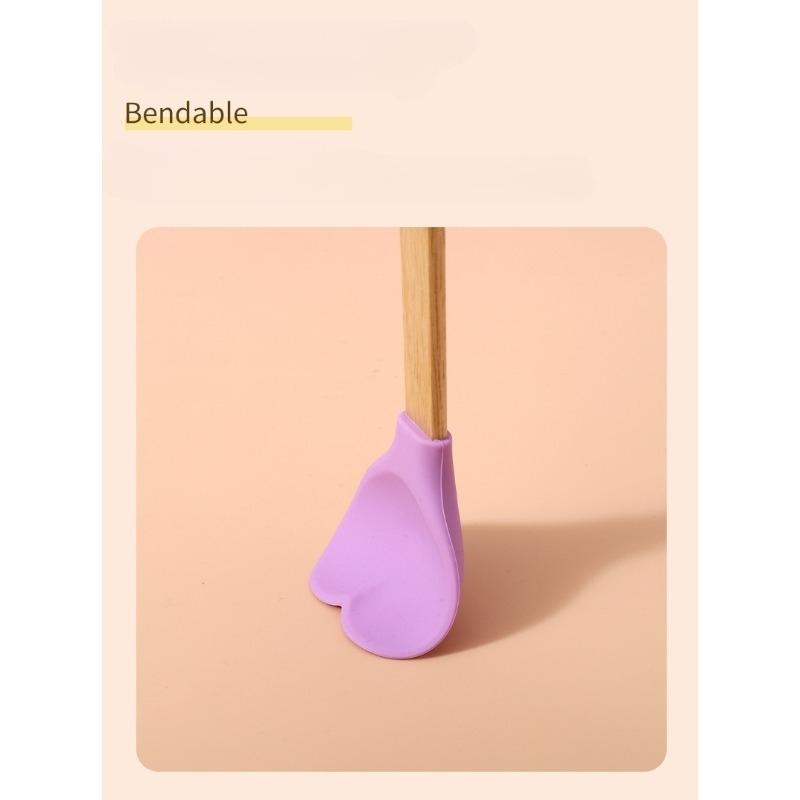 4 Pcs Heart Shaped Macaron Silicone Spatulas, long-handled mixing spoons and heat-resistant wooden handle spatulas, practical kitchen and baking tools for cream mixing. Bake with love and enjoy life.