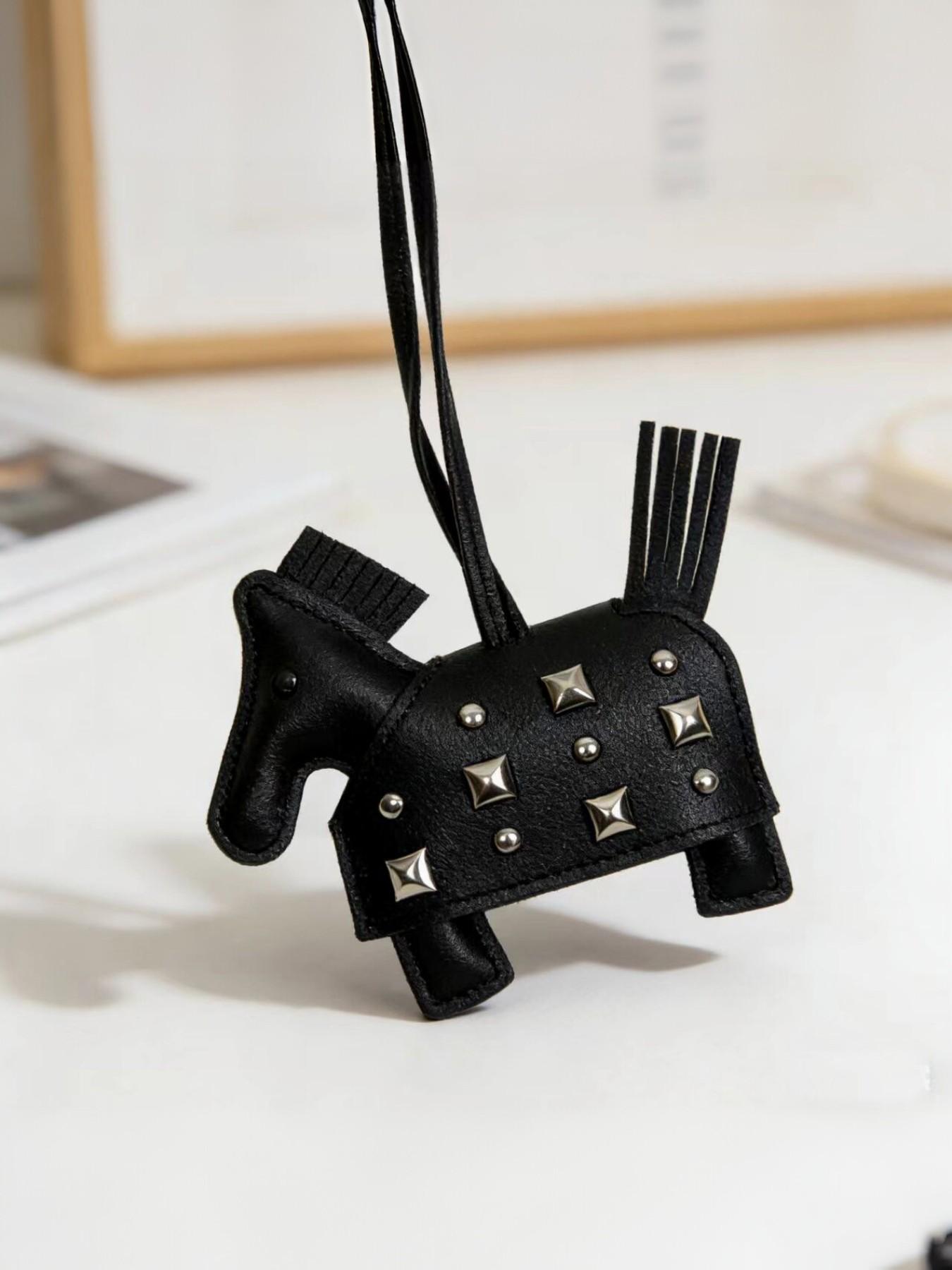 Double-Sided Stud Horse Bag Charm, Leather Handmade Warhorse Keychain Pendant, Creative Car Key Ring, Box Bag Accessory