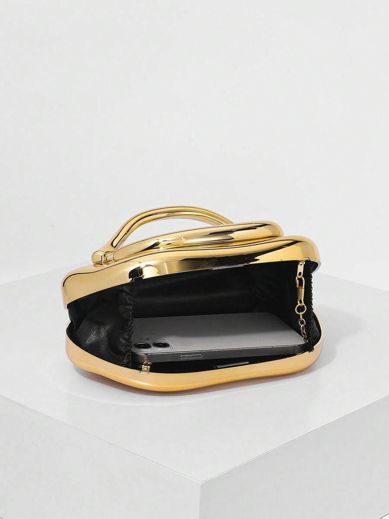 Retro light luxury style practical texture hand-held bag, hollow handle design, fully glossy texture, fashionable niche personality exquisite style bag, chain shoulder strap design, versatile item for dinner parties