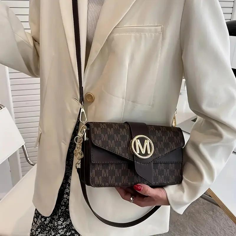 Retro letter buckle crossbody bag details