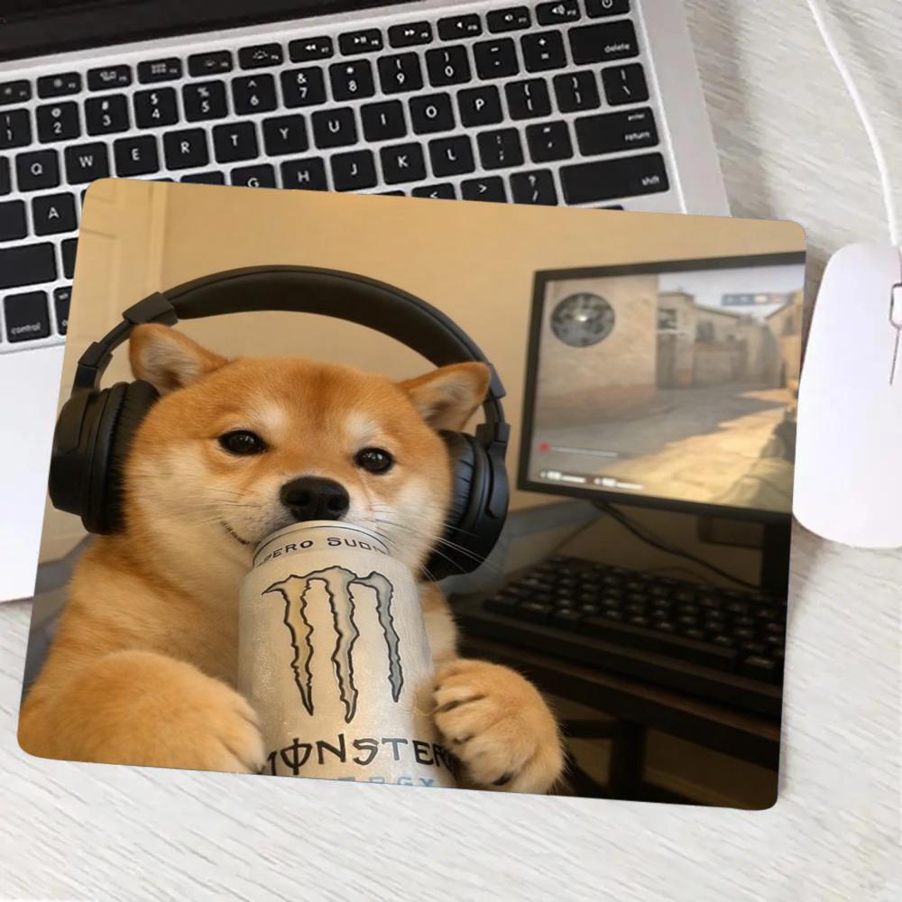 1 Mouse Pad Square rubber mouse pad, locked edge, non-slip, smooth surface. Computer accessory for office & gaming, fits laptop & PC. Available in large 45×40cm and small 22×18cm.