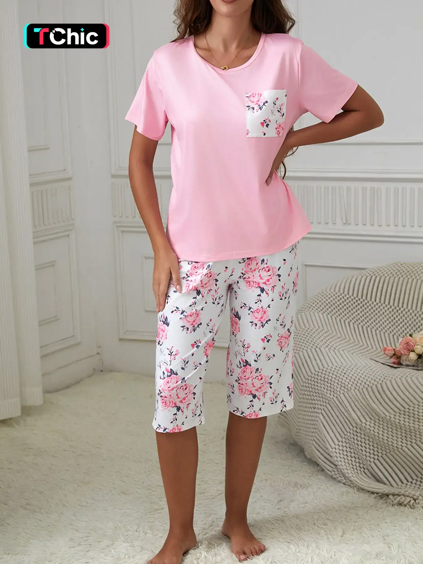 Women's Floral Print Pajama Set, Round Neck Short Sleeve Top with Pocket, Rose Print Three-Quarter Pants, Comfortable Sleepwear Loungewear Pyjamas
