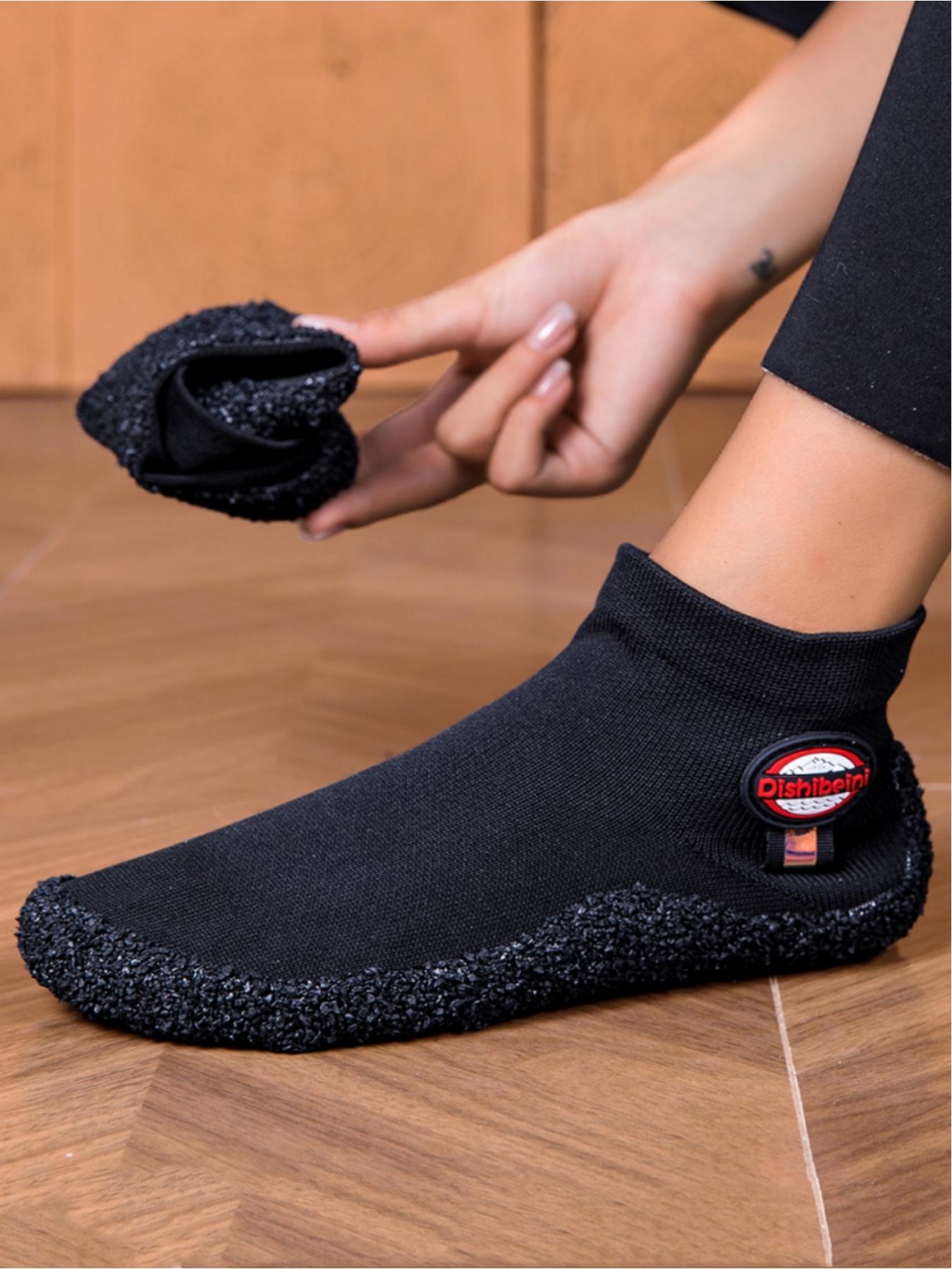 Ladies wear fitness yoga barefoot shoes, with widened toe caps that soft wrap around the foot shape and warm and comfortable lining. They are suitable for indoor home yoga casual wear, fitness training, swimming yoga and other sports scenes