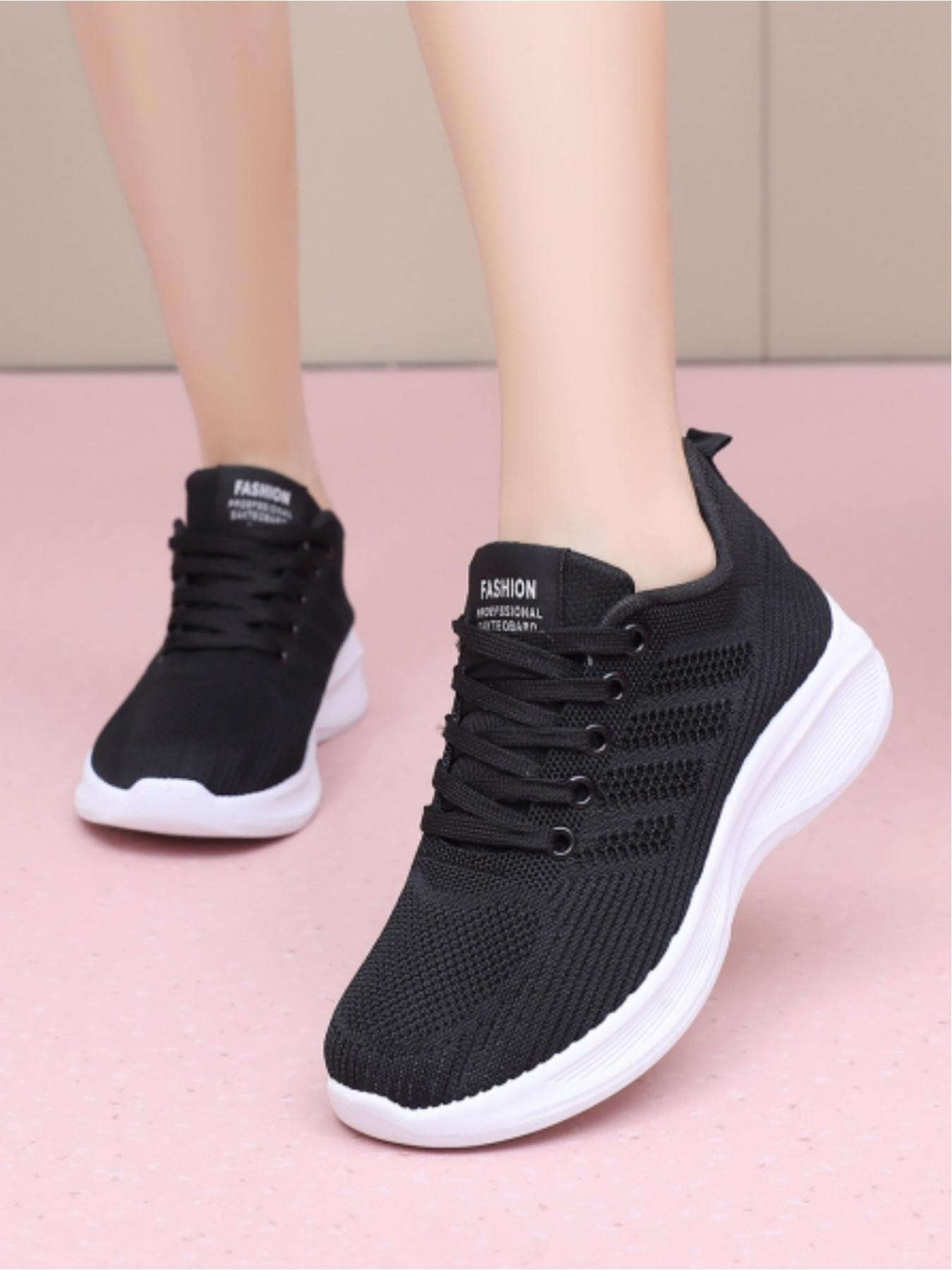 Ladies' casual sports shoes, with contrasting color decoration and fashionable design, trendy logo highlighting personality, breathable mesh wrapping for comfortable and lightweight, thick sole structure for stable support and rebound