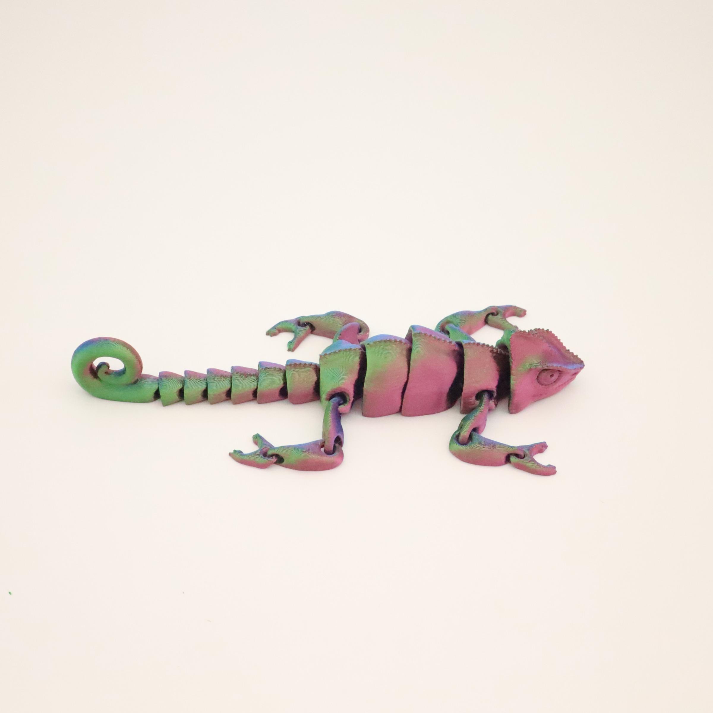 3D Printed Chameleon Figurine with Realistic Eyes, Moving Joints, Articulated Fidget Figurines, Home Decor, Christmas Gift, Birthday Present, Animal Statue