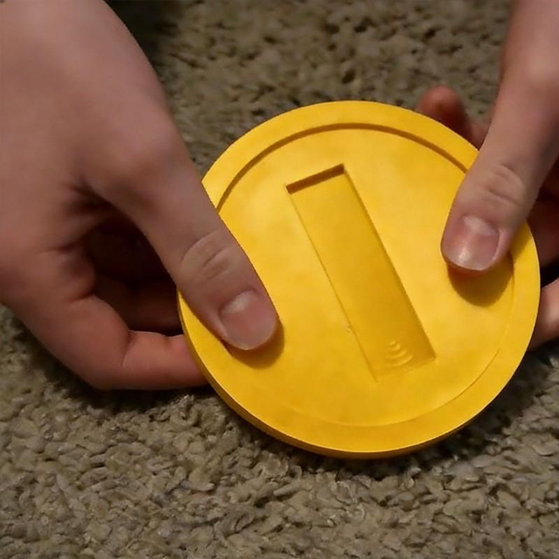 Novel Payment Card Sleeve: A storage sleeve designed specifically for "contactless payment" credit cards, featuring a coin-shaped design ideal for everyday use.