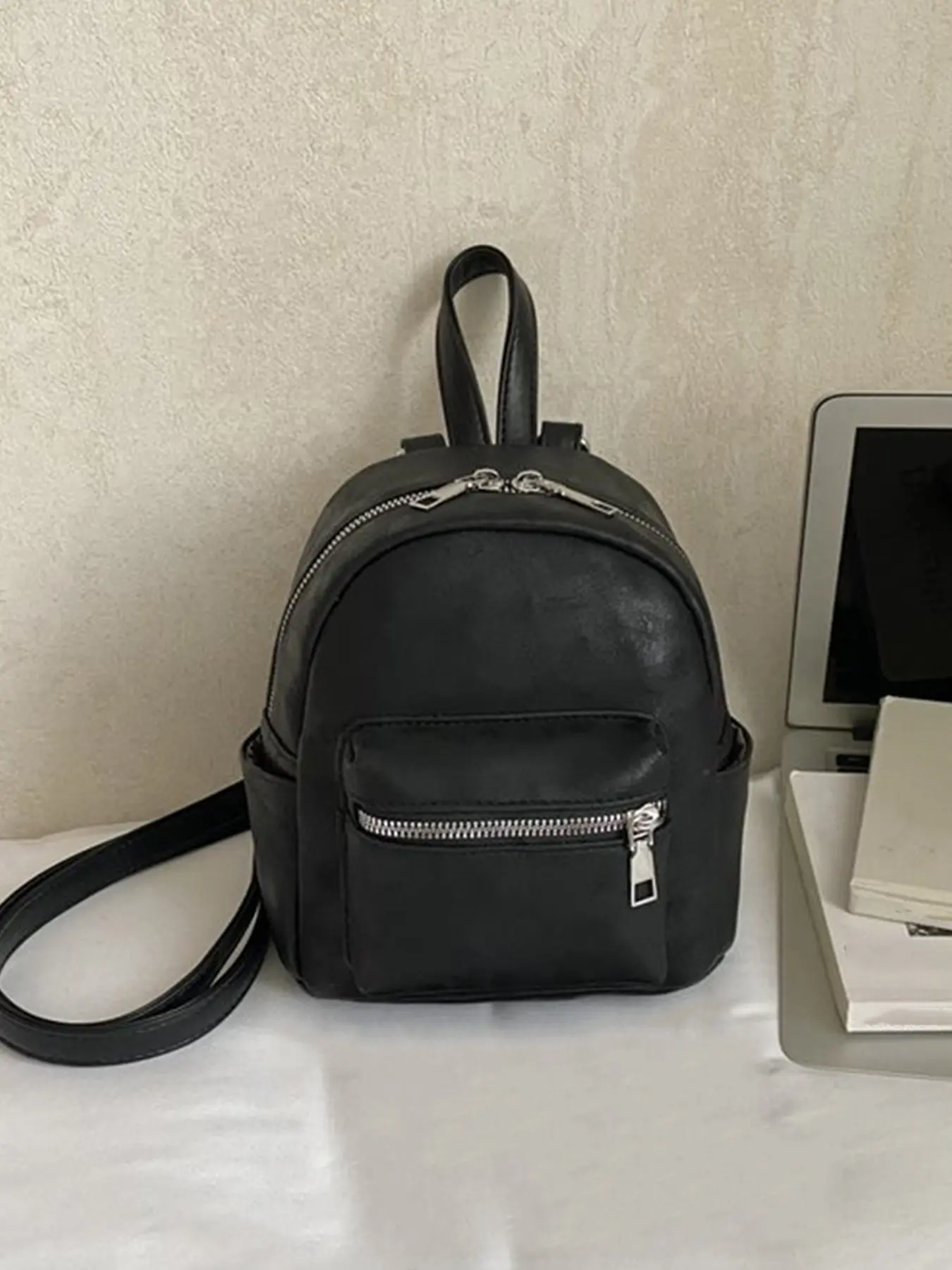 The mini backpack with niche design and retro texture is stylish and compact, portable, lightweight and durable. It has a simple and elegant style, is practical and versatile, and is suitable for daily travel, etc.
