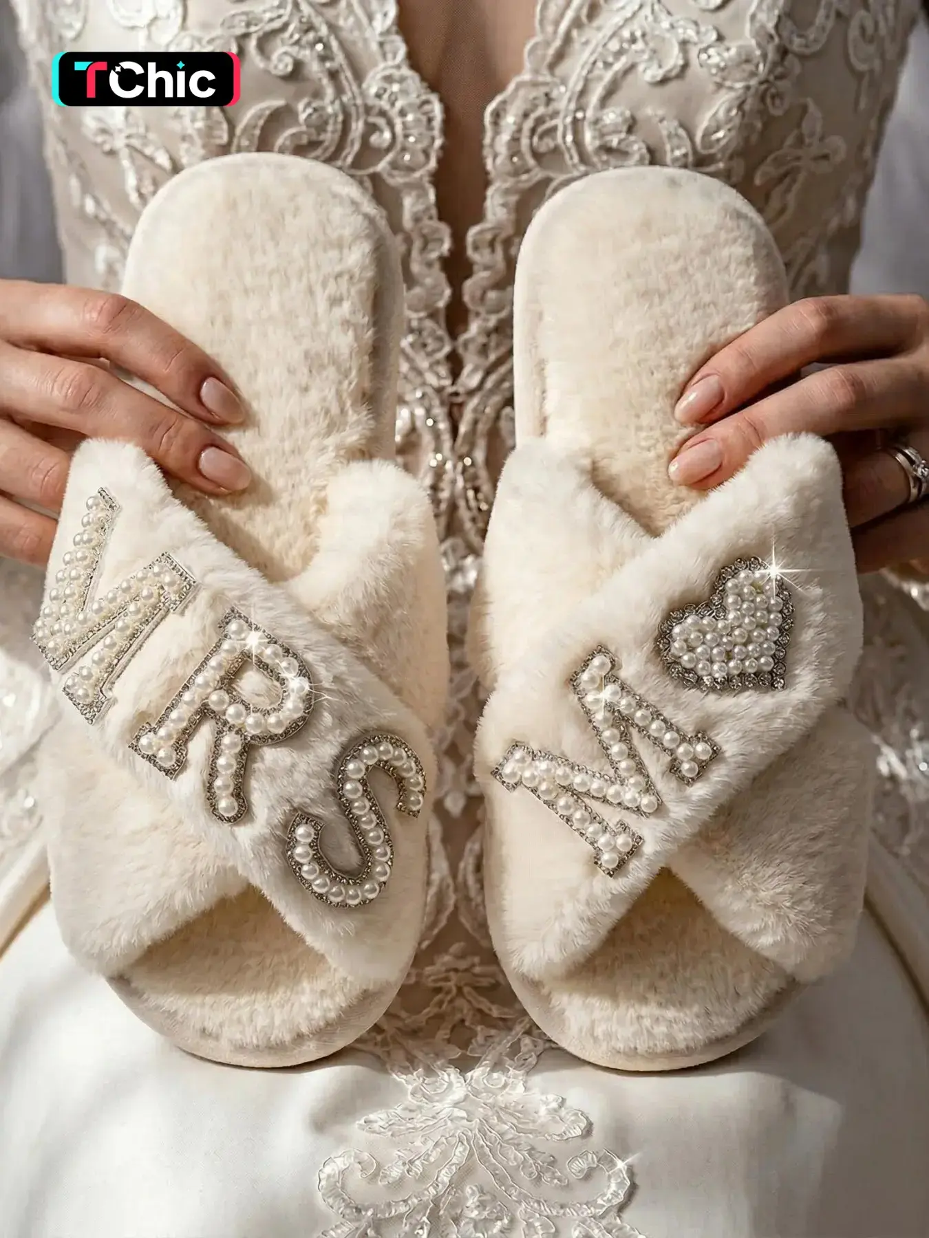 Customizable Letter MRS. M, Casual Indoor Shoes,  Wedding Slippers for Bride and Bridesmaids, Open-Toe Slide Fuzzy Fashion Slippers with Pearl Heart Design, Perfect Gift for Women Wedding Day Footwear，Bridal Shower Gift, Fuzzy House Shoes