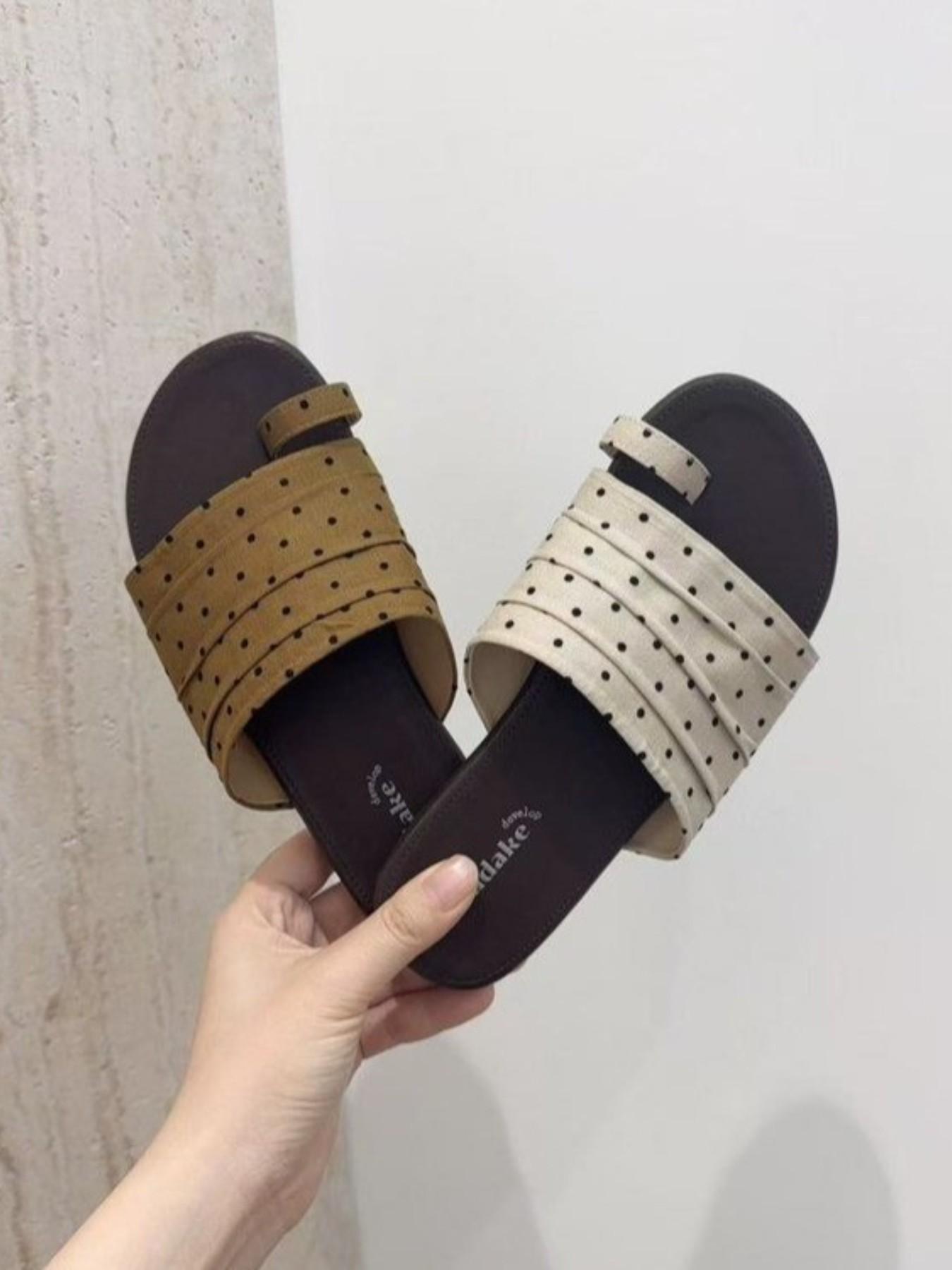 2026 Summer New Polka Dot Toe Cover Sandals for Women, Outdoor Wear, Flat Sole, Slip-On Design, Comfortable and Stylish Footwear