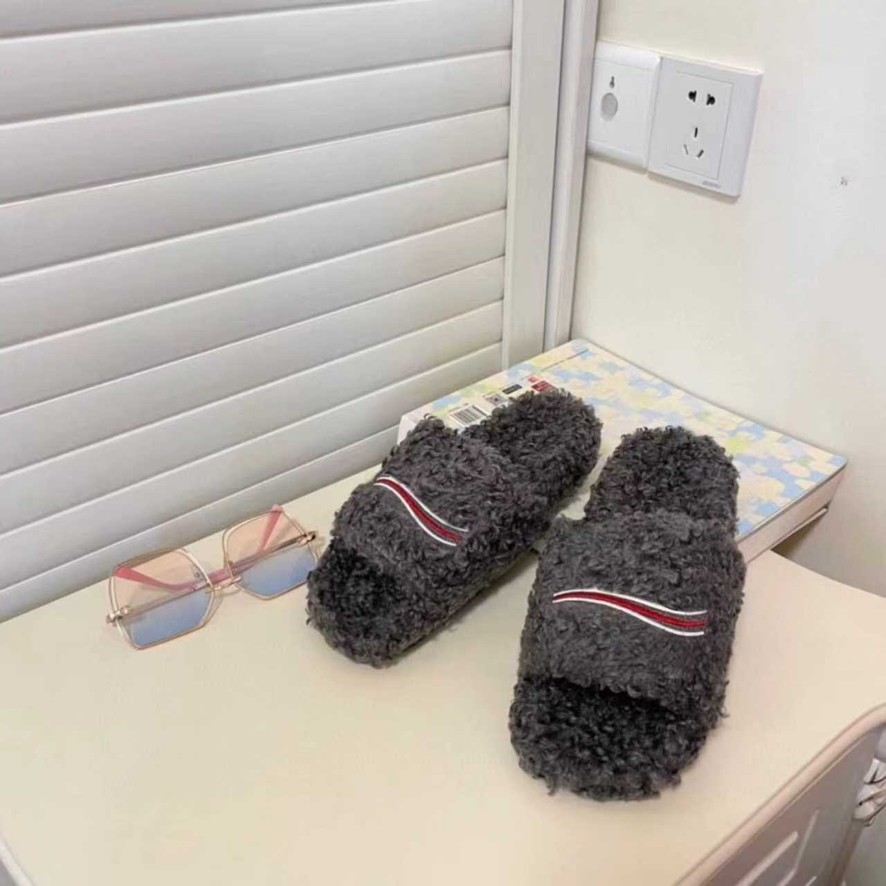 Men Women Winter Faux Fur Slippers Warm Letters Fluffy Indoor Outdoor Slide Sandals Comfortable Fuzzy Flip Flop Slipper 2025 New