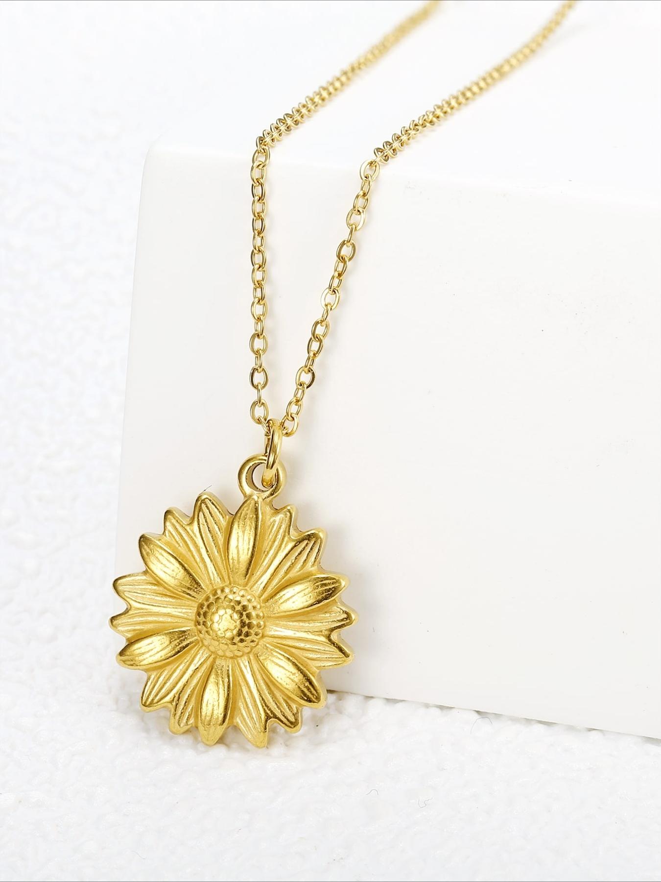 Exquisite Embossed Daisy Necklace Made of Stainless Steel with Anti Allergy and Elegant Temperament, Daily Accessories