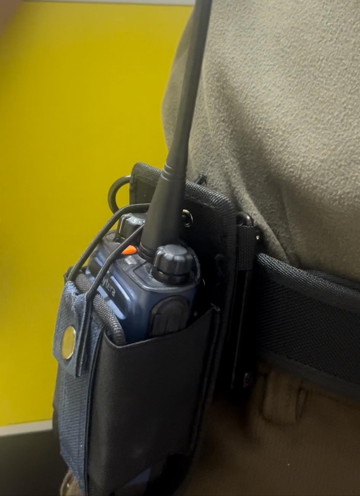 Universal Quick-Release Molle Clip Bracket for Walkie Talkies, Portable Radio Holster & Waist Belt Mount Hanger, Secure Buckle Fixed Stand, Anti-Drop Protective Case, For Baofeng, Quansheng, Motorola, Hytera, Kenwood Two-Way Radios