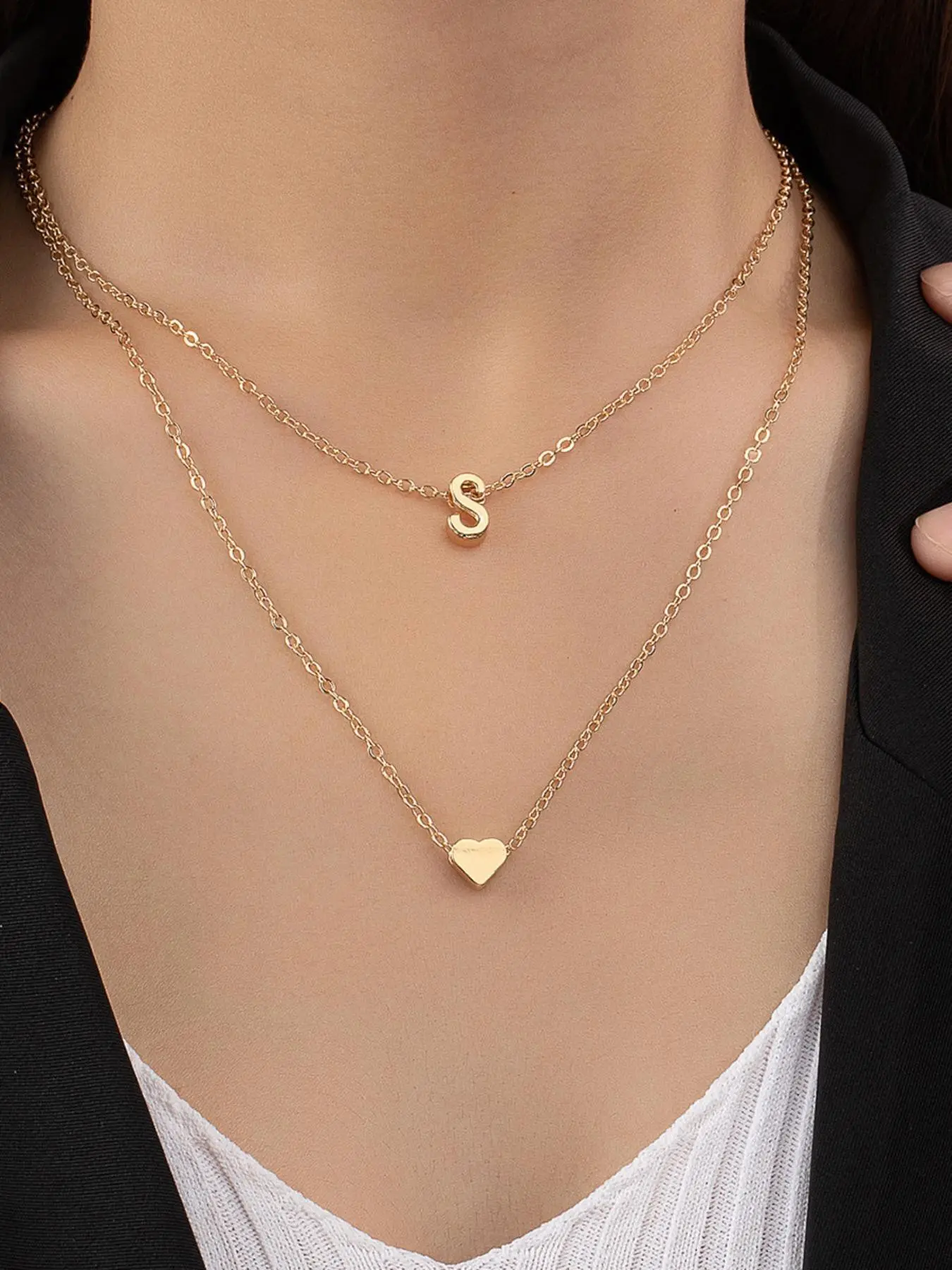 The double-layer peach heart 26 letter Alphabet Pendant Necklace is suitable for daily wear, vacation dates, and other occasions, and is also a surprising and exquisite small gift