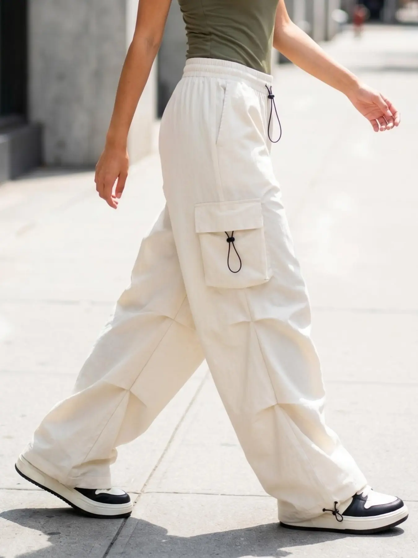 Women Elastic Waist Cargo Parachute Pants, Drawstring Baggy Wide Leg Trousers with Pockets, Y2K Loose Streetwear Pants for Daily Casual Outfits