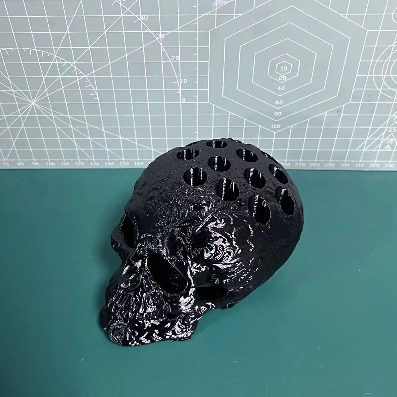 Halloween Carved Skull Pen Holder, 3D Printed Pla Material, Unique Desktop Decor, Halloween Home Office Accessory, Perfect Gift