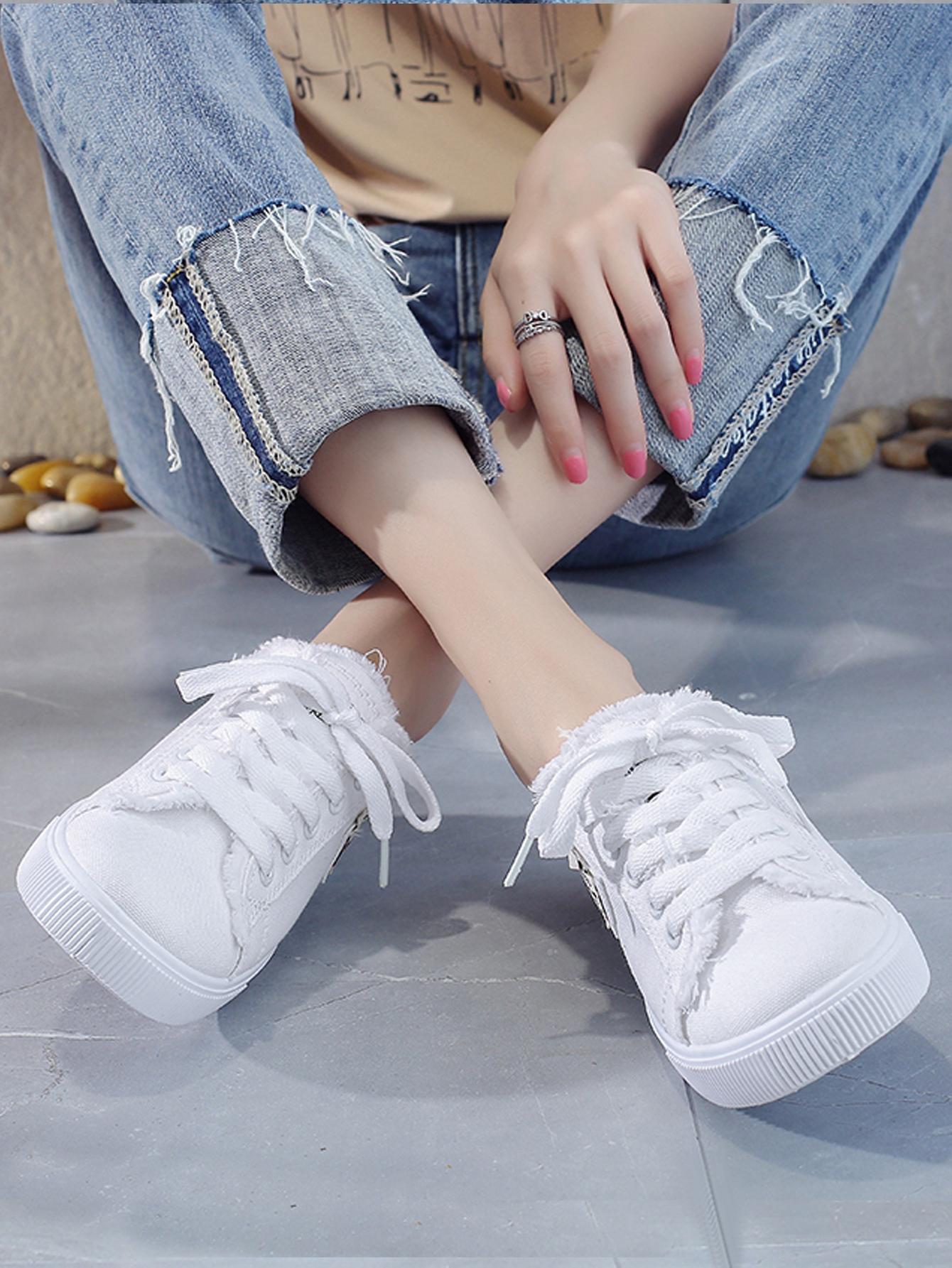 1 Pair Of Stylish Casual Sneaker Flat Walking Shoes in White, Black and Blue, Versatile, Easy To Wear, Suitable for All Seasons