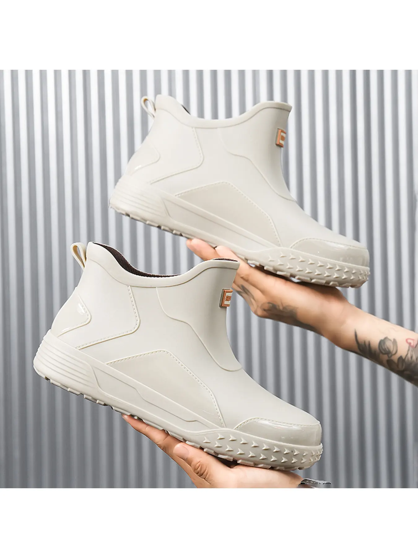 Unisex short ankle rain boots, fully waterproof and slip-resistant with thick soles, lightweight, stylish, and casual ankle rain boots, suitable for men and women for daily commuting, outdoor hiking, and work.