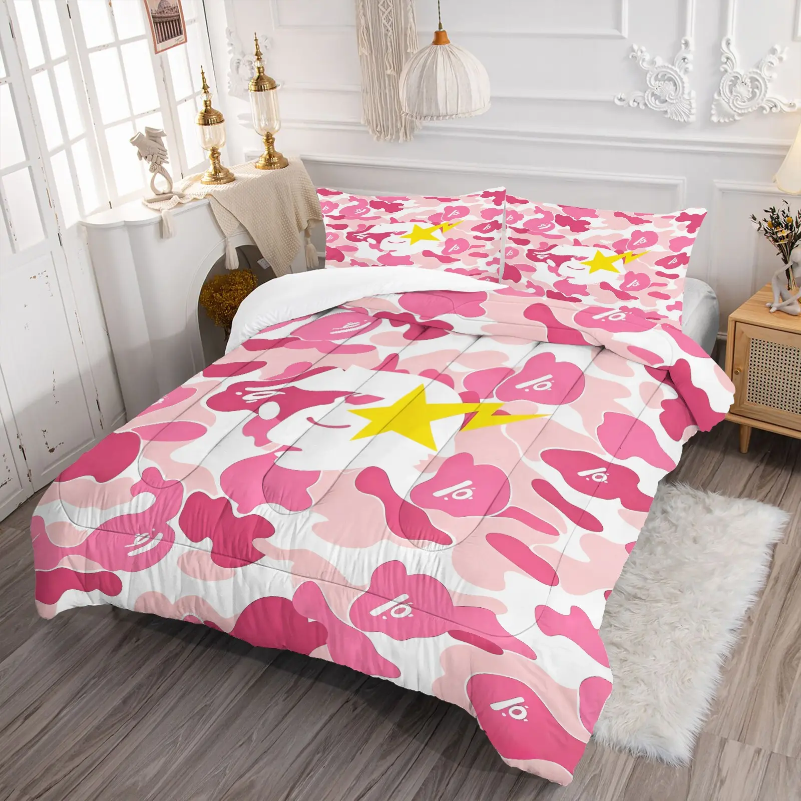Classic Pink Camouflage Ape Head Print Comforter Set, Includes 1 Quilt and 1‑2 Pillowcases, Bright Pink Camo Yellow Star Pattern, Gift for Kids, Teens and Adults, Street Fashion Fan Gift, Essential for Trend‑Loving Teen Girls