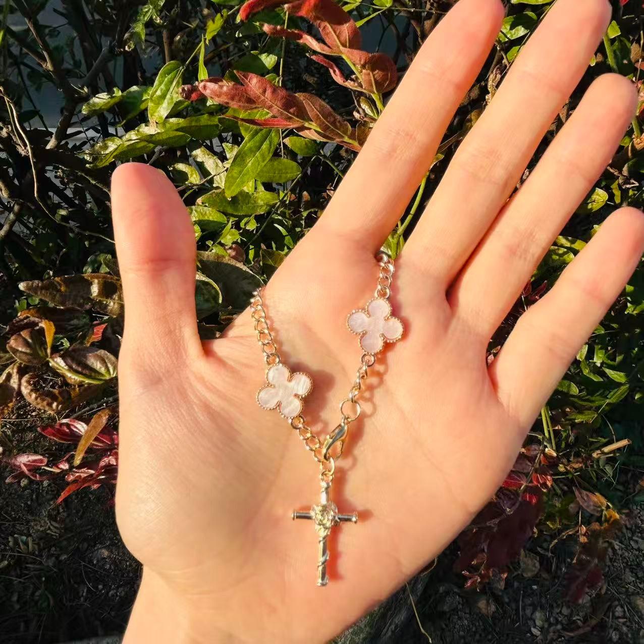 Four-Leaf Clover Steering Wheel Ornament, Rose Cross Pendant, Elegant Car Steering Wheel Decoration, Car Accessories, Car Hanging Decorations, Car Interior Decoration, Car Interior Accessory