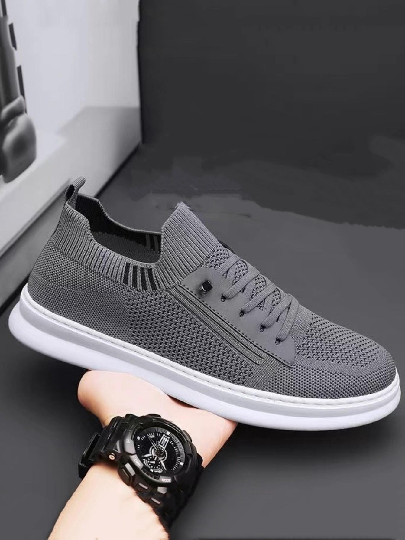 Men's casual sports shoes, lightweight and fit the foot shape, with a white sole that is durable and stable. The elastic shoe opening is paired with a heel loop for easy on and off, making it the preferred choice for commuting sports and casual wear