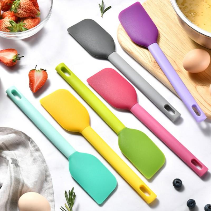 1 color-matching integrated silicone spatula, multi-color silicone spatula, durable kitchen tool, flexible kitchen spatula suitable for baking, cooking, sc bowls, decoration, heat resistance and easy cleaning, etc. Various colors optional