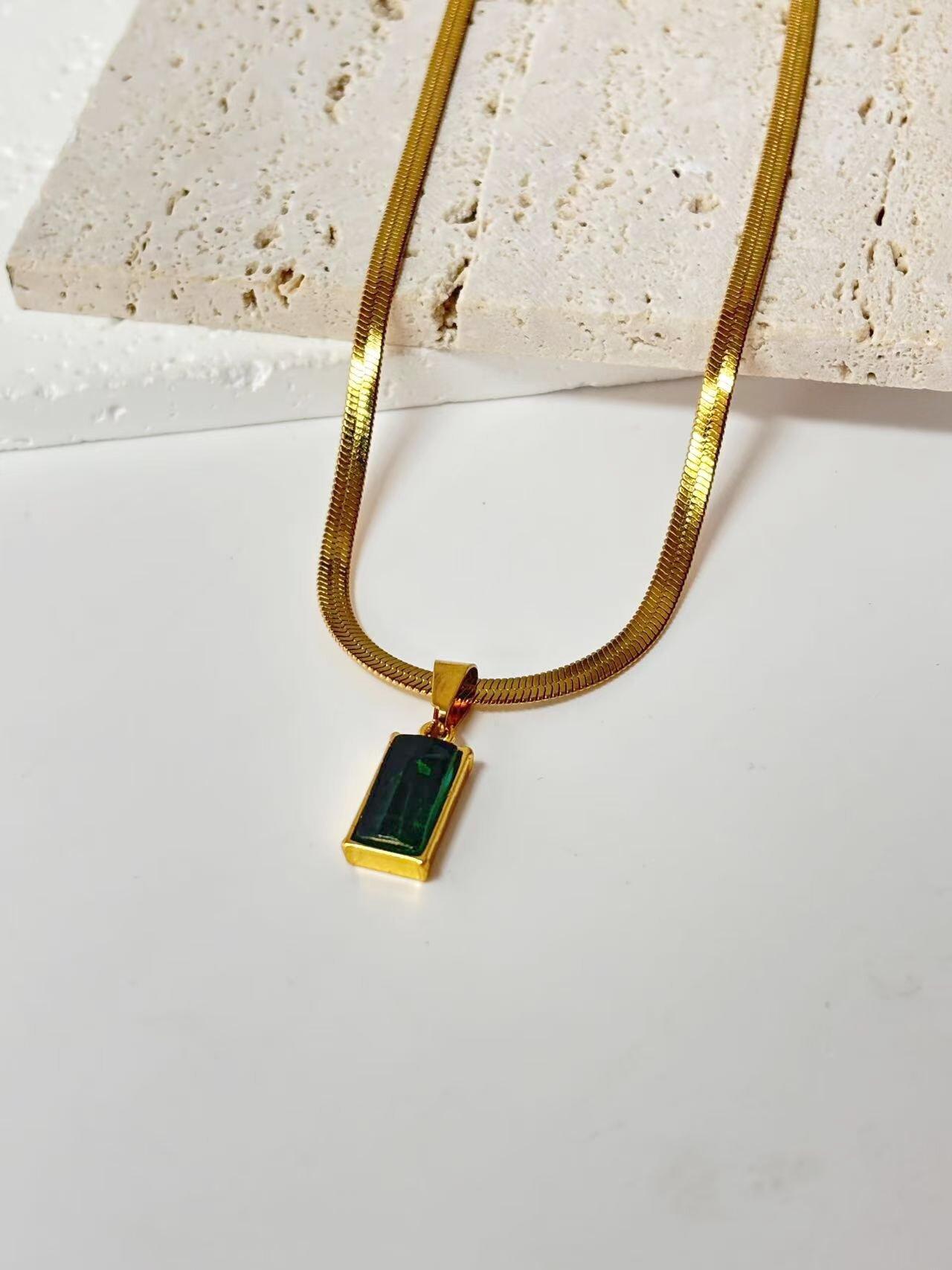 Unique Design Snake Chain Necklace Set, Geometric Luxury Emerald Stone Pendant, Elegant Jewelry Gift Idea, Perfect for Special Occasions