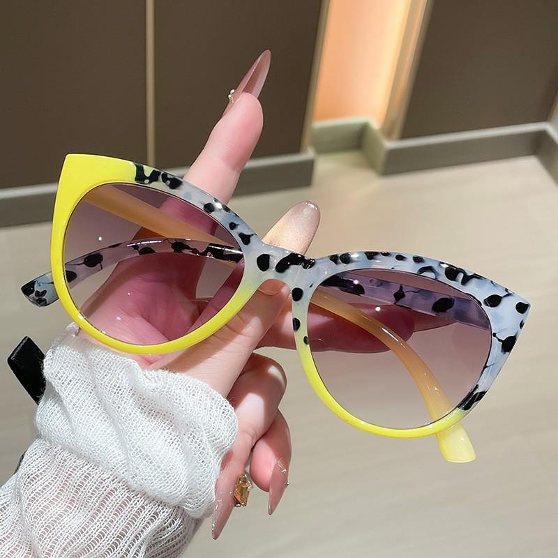 Two-In-One Fashion Cat Eye Reading Glasses, Anti-Glare UV Protection, Lightweight Tortoiseshell Gradient, Designed for Seniors