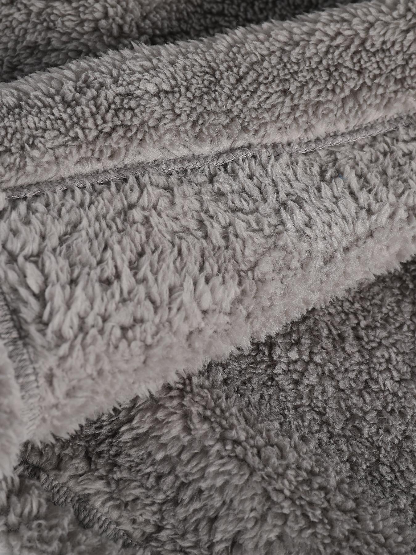 Men's Gray Coral Fleece Hooded Bathrobe, Warm, Soft, Skin-Friendly, Home Leisure Style, Essential for Men Aged 25-50 for Daily Home Use, Warmth After Bathing, and Bedroom Relaxation, Comfortable Wrap Feel Shows Casual Style