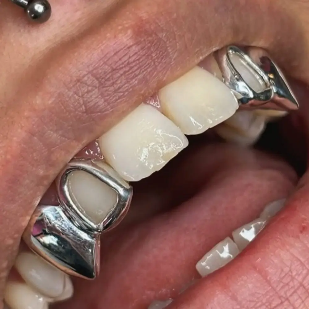 2pcs Halloween Hip-hop Hollow Fangs Double Grillz Cosplay and Trendy Accessories Grillz Halloween Gifts for Men and Women