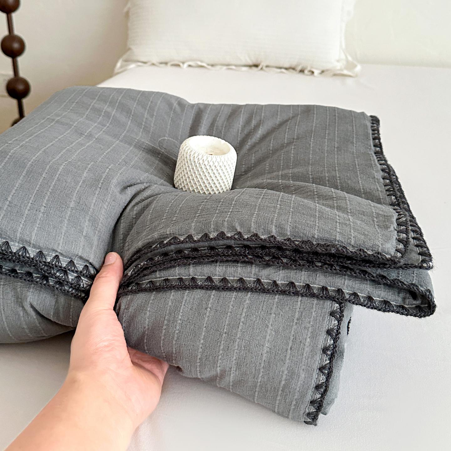 1pcs Solid Color Minimalist Summer Comforter, Cooling Quilt, Air Conditioning Blanket, Yarn-Dyed Jacquard Striped Single & Double Size, Quilted Fixed Filling Machine Washable, Soft Skin-Friendly Breathable Summer Quilt