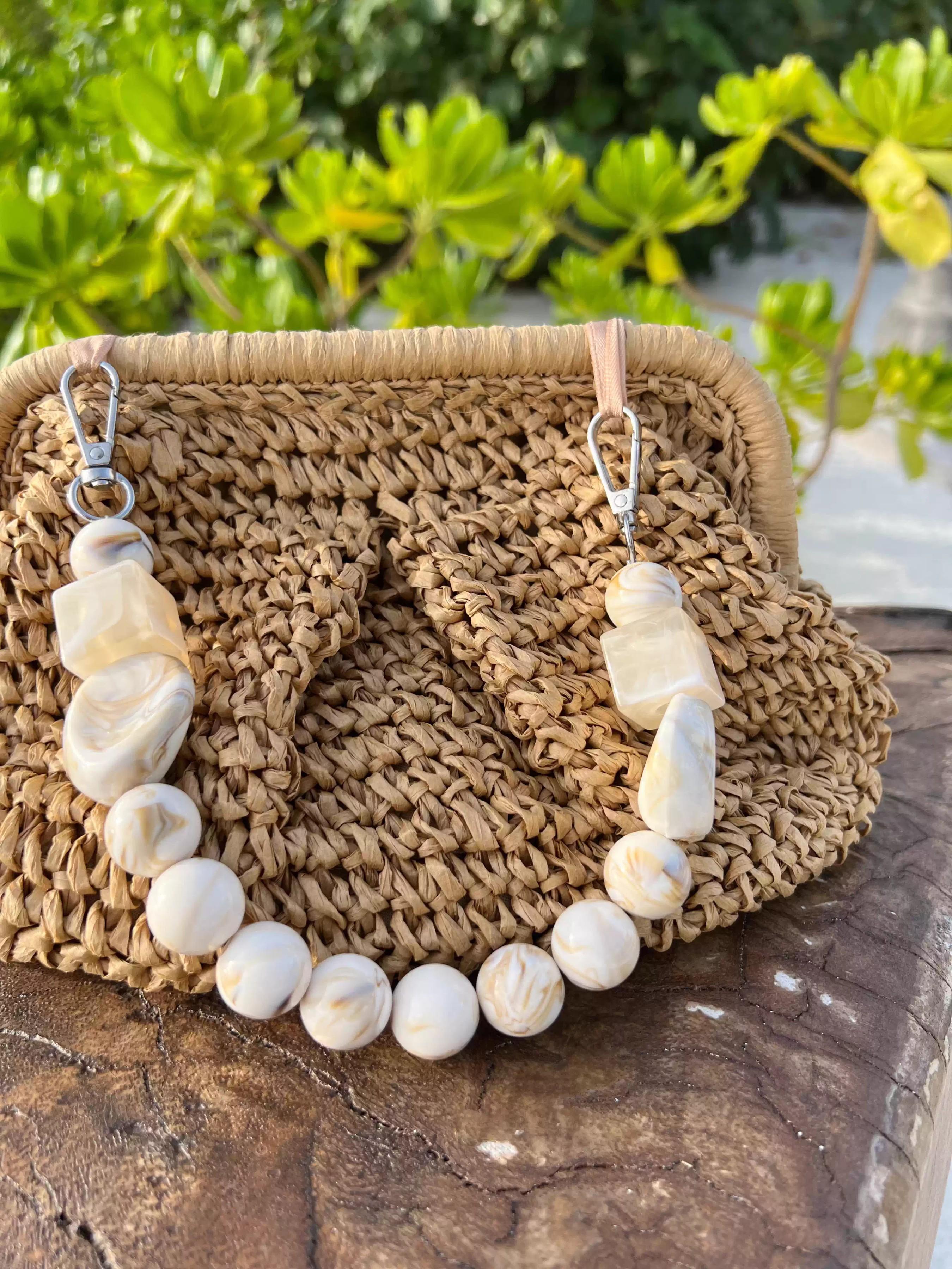 Seaside style simple and casual versatile straw woven handbag, bead hanging decoration, cloud pleated bag type, large storage capacity, vacation and leisure style, suitable for daily travel and dates.