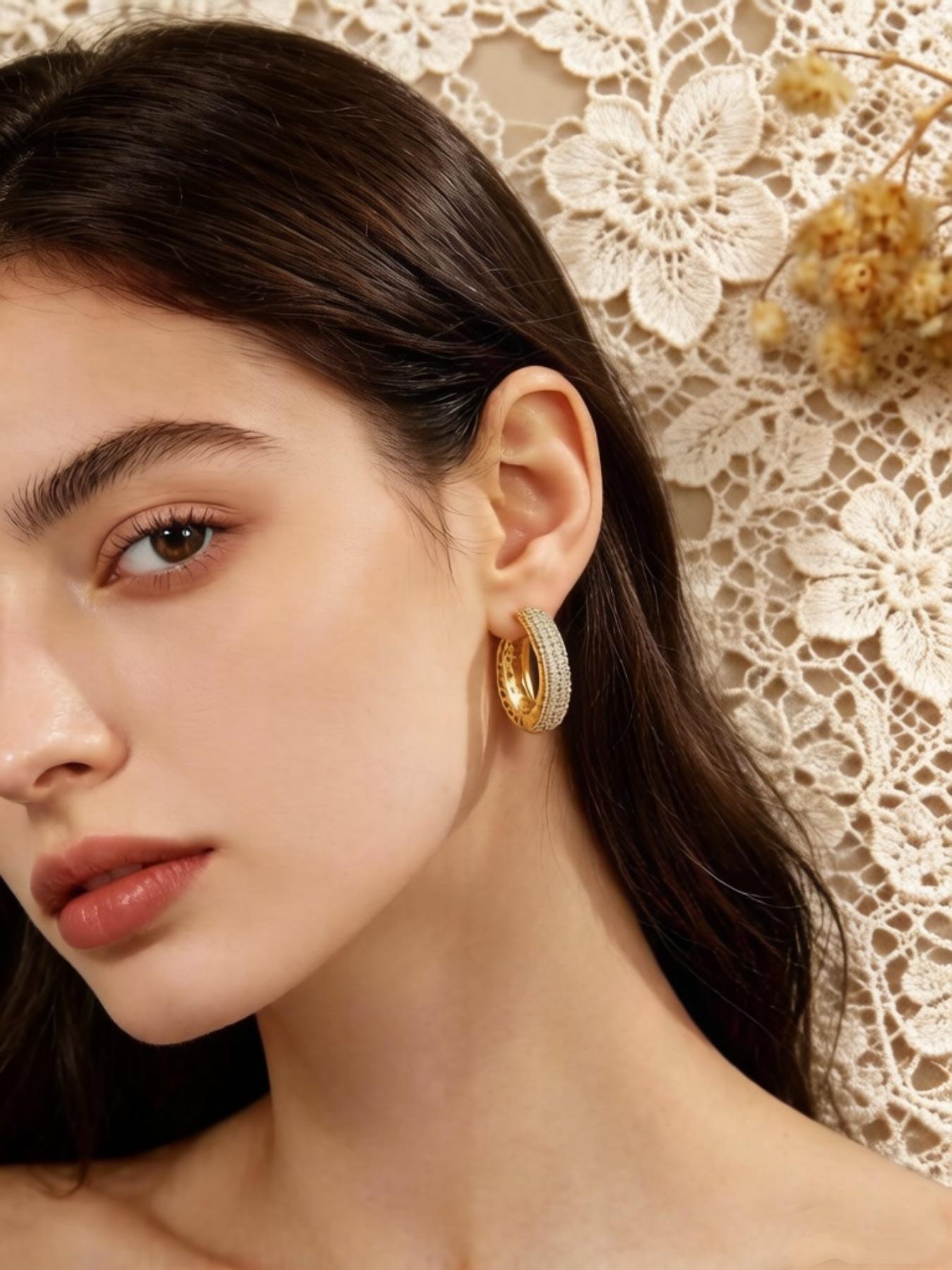 Wide Zircon Round Earrings, Unique Design Hollow Flashing Diamond Ear Cuffs, Daily Commute Party High-End Jewelry, 1 Pair